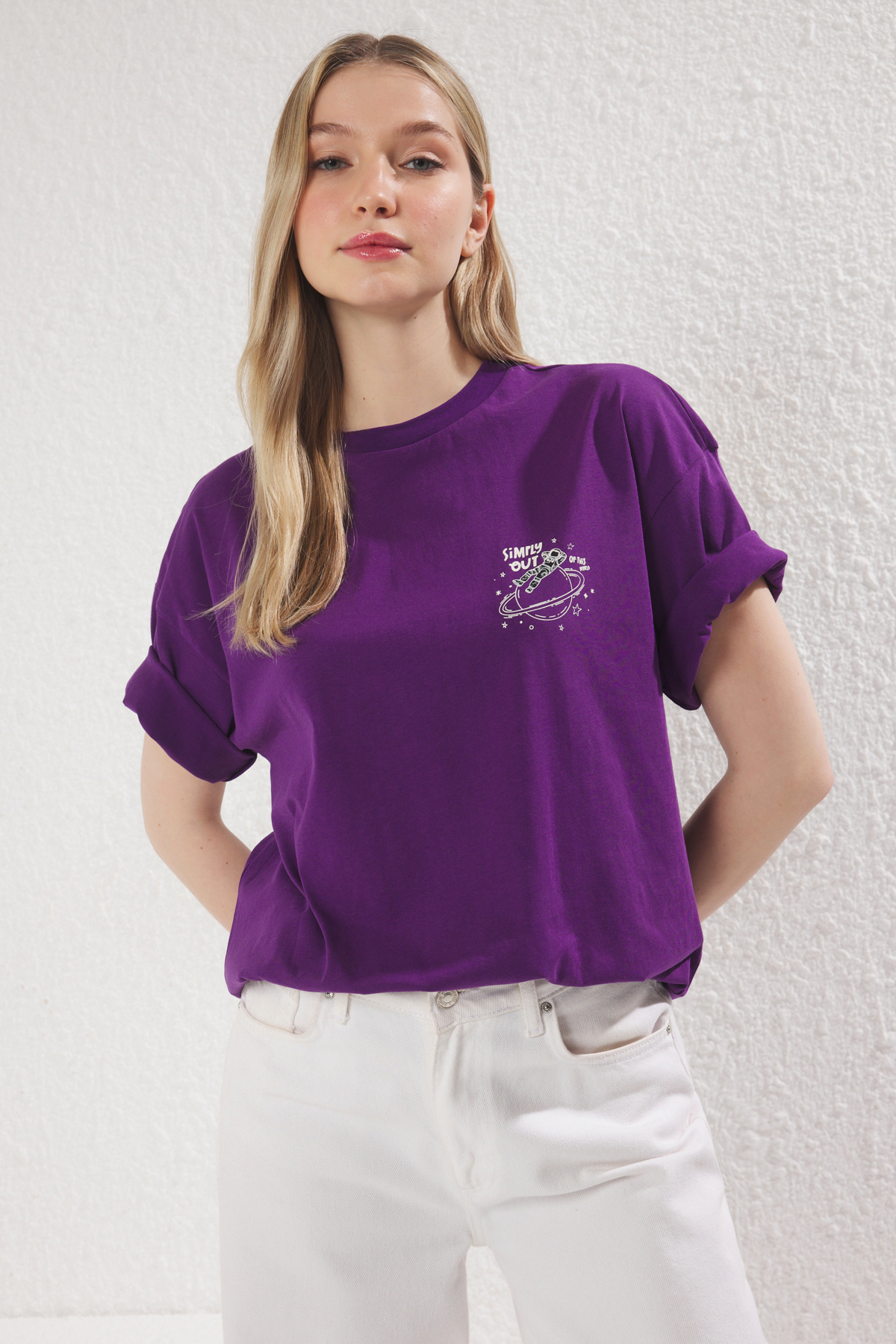Trendyolmilla  Mor %100 Pamuk Oversize/Geniş Kalıp Galaksi Baskılı Örme T-Shirt TWOSS25TS00146