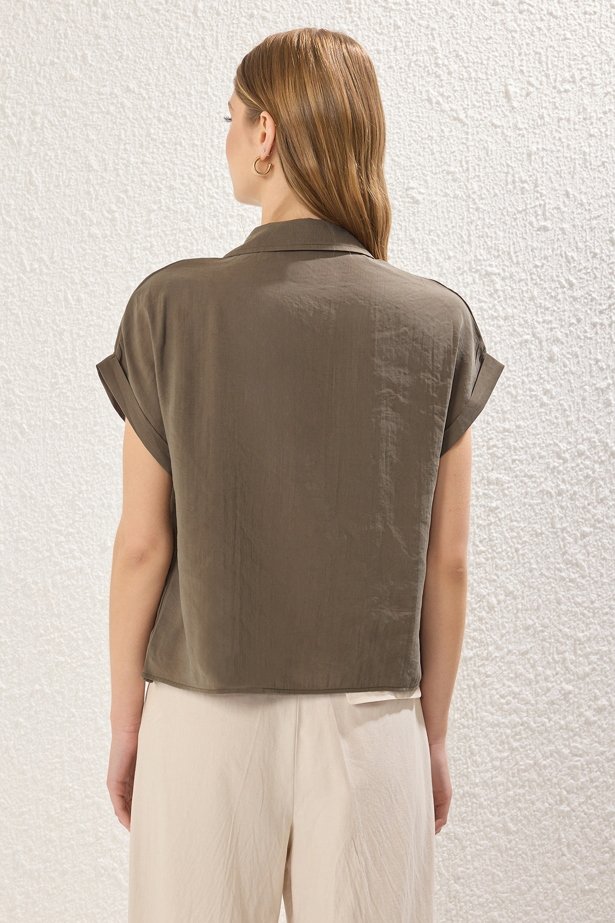 Trendyolmilla  Haki Regular Normal Kalıp Kısa Kol Dokuma Gömlek TWOSS25GO00093 - Görsel 4