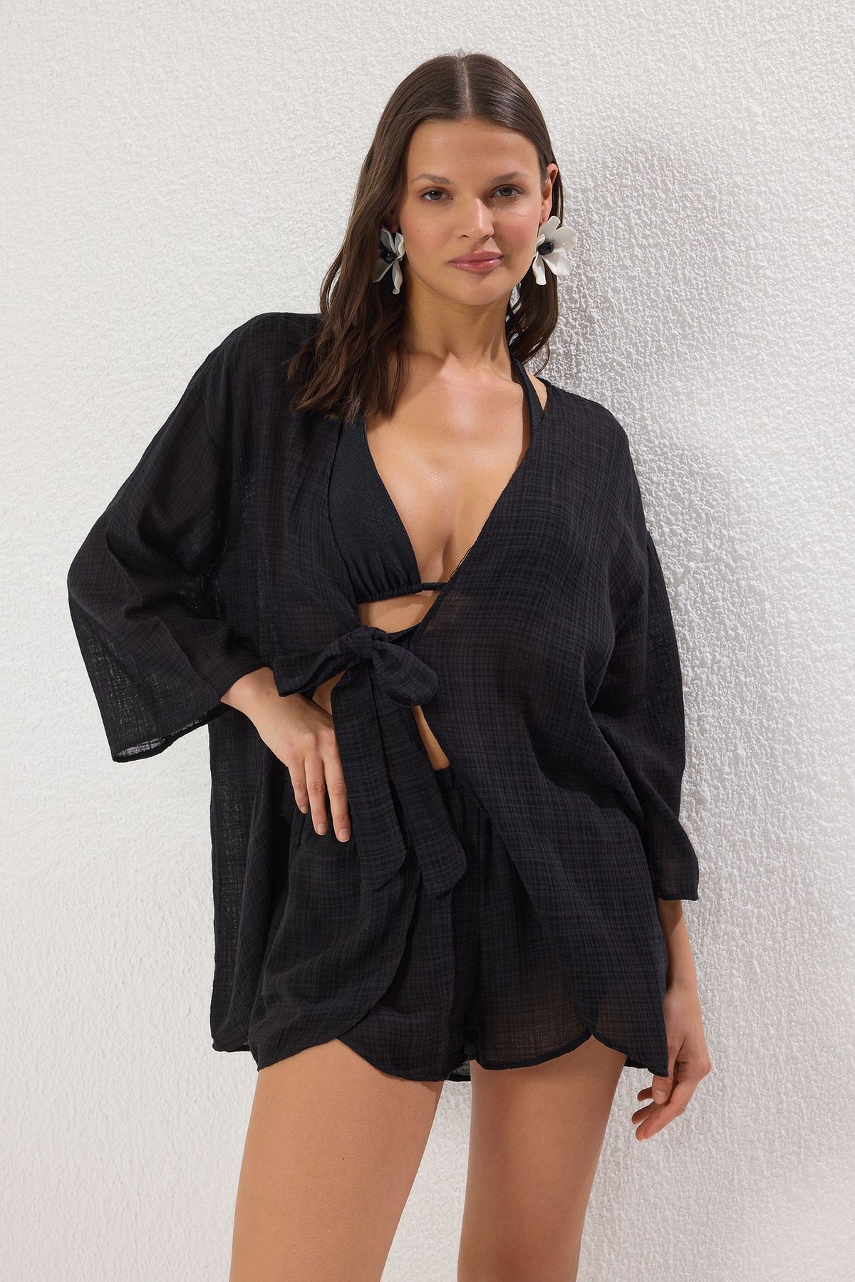 Trendyol Collection-Černá zavazovací halenka šortky plážový oblek TBESS25AU00050 1