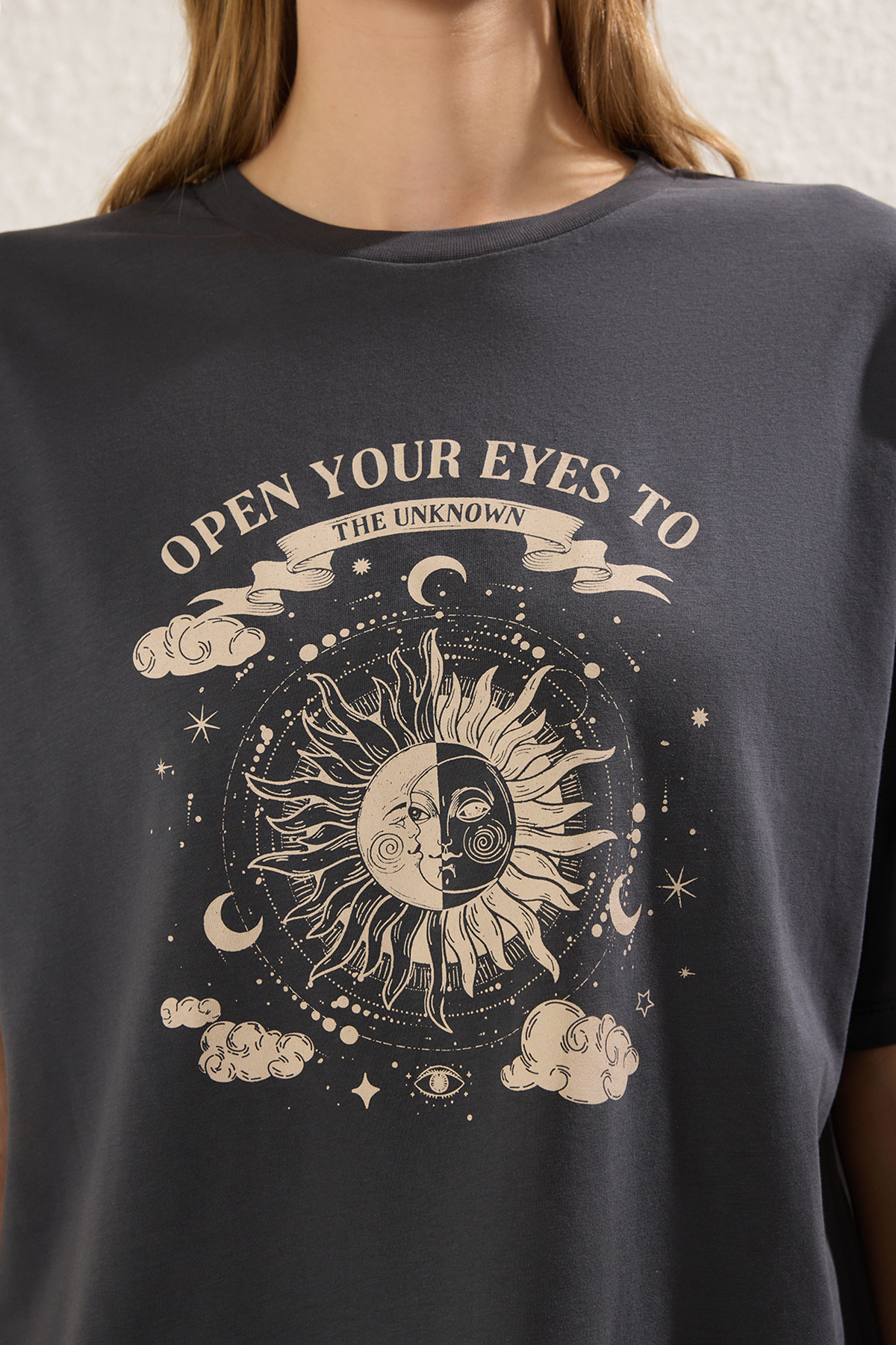 Trendyolmilla  Antrasit %100 Pamuk Oversize/Geniş Kalıp Baskılı Örme T-Shirt TWOSS25TS00148 - Görsel 4