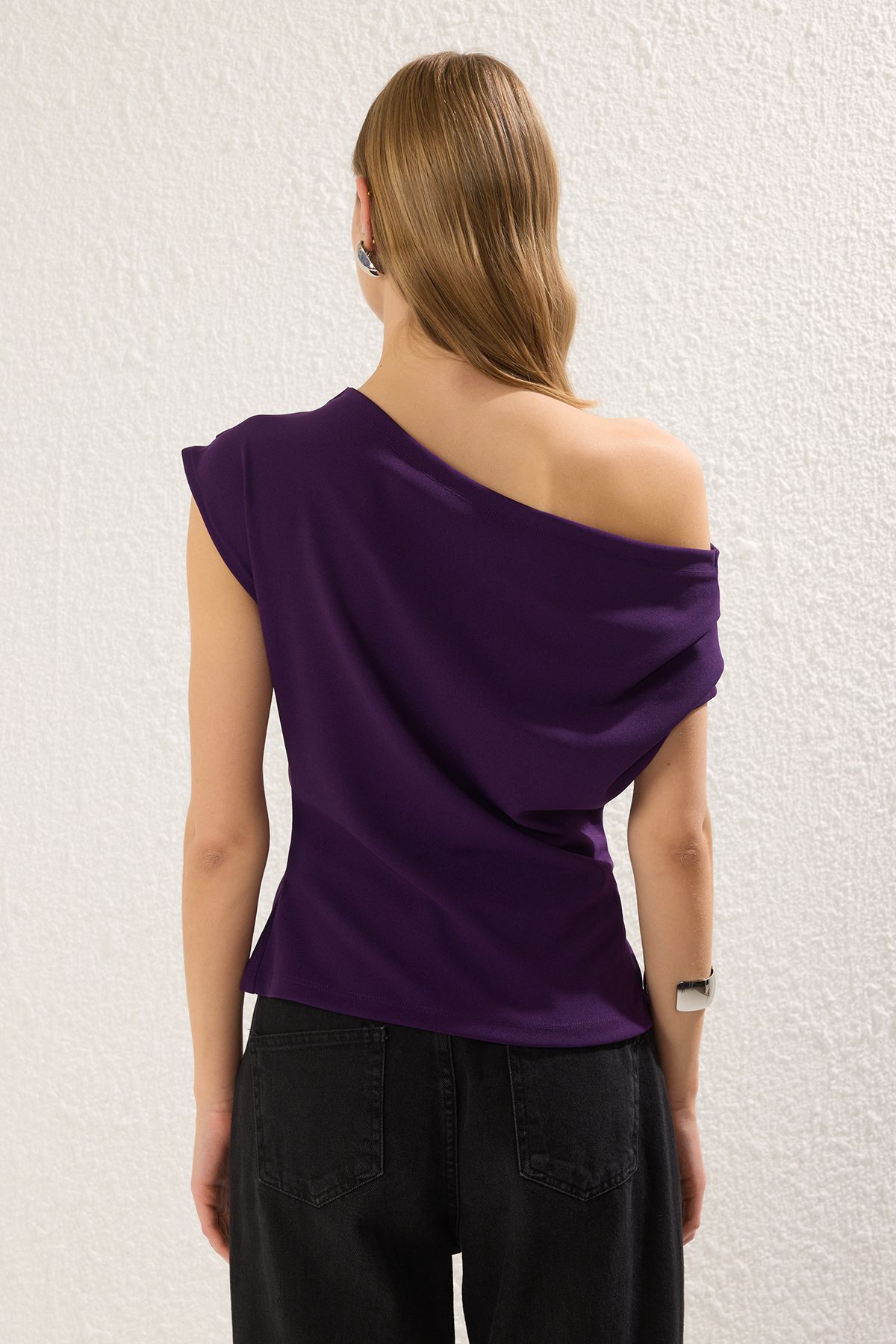 Trendyol Collection-Bluză tricotată violet cu decolteu asimetric și detaliu drapat - TWOSS25BZ00024 4
