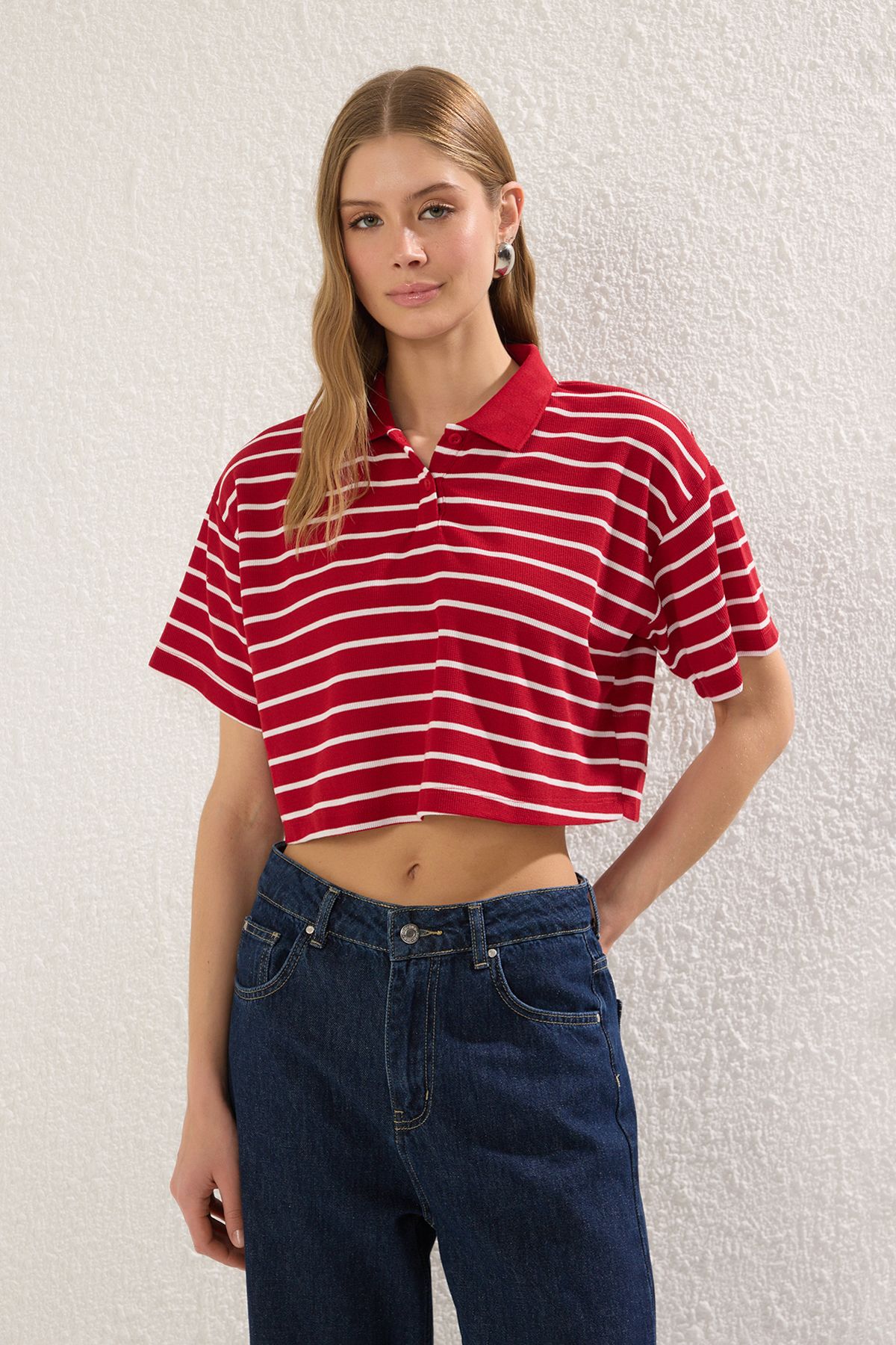 Trendyol Collection Wygodna Koszulka W Czerwone Paski Z Krótkim Rękawem - Twoss25ts00109 Kobieta - S
