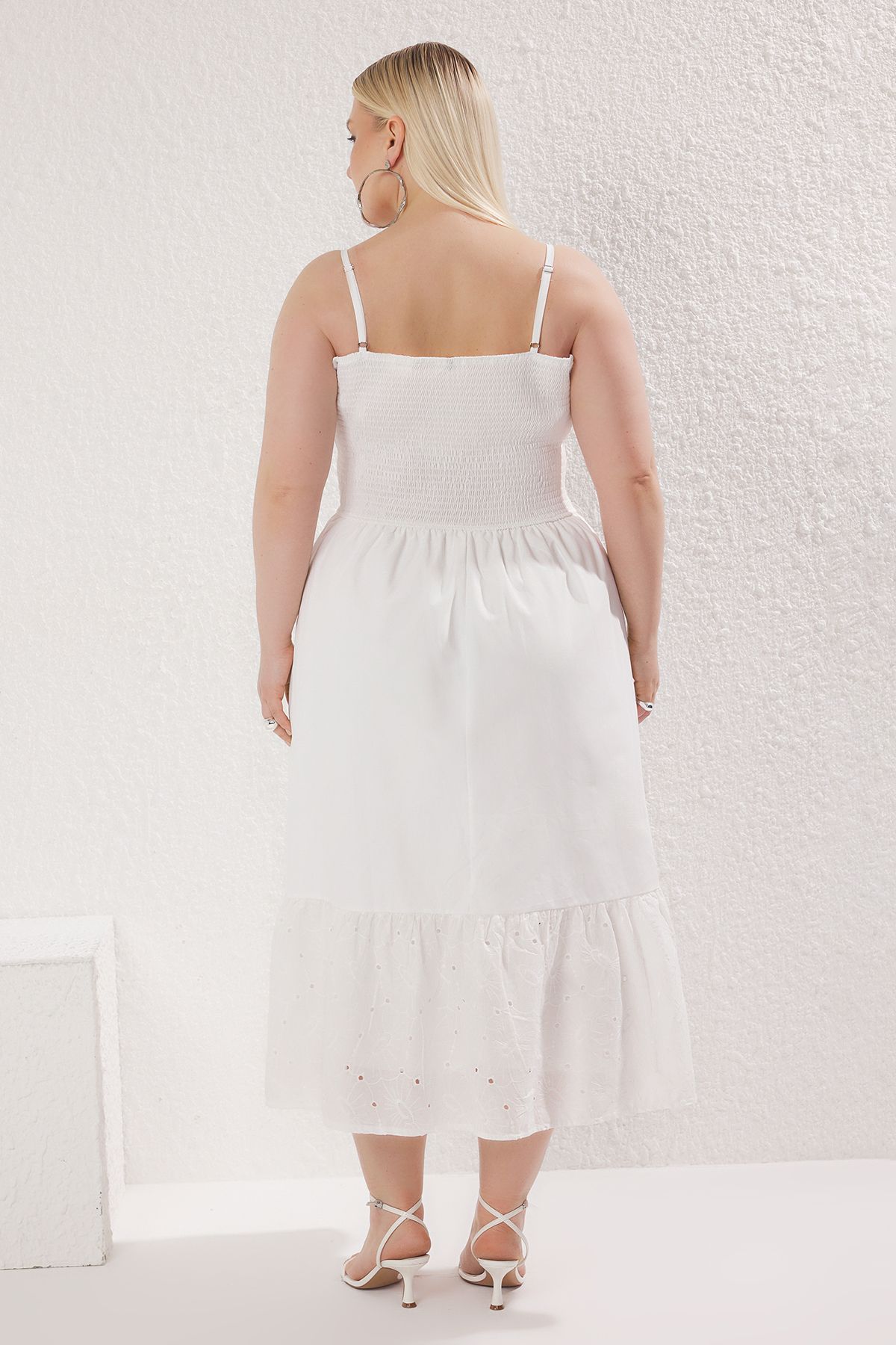 Trendyol Curve-Weißes Sommerkleid mit Gipeli-Trägern und gewebtem Midi-Kleid in Übergröße TBBSS25AH00165 8