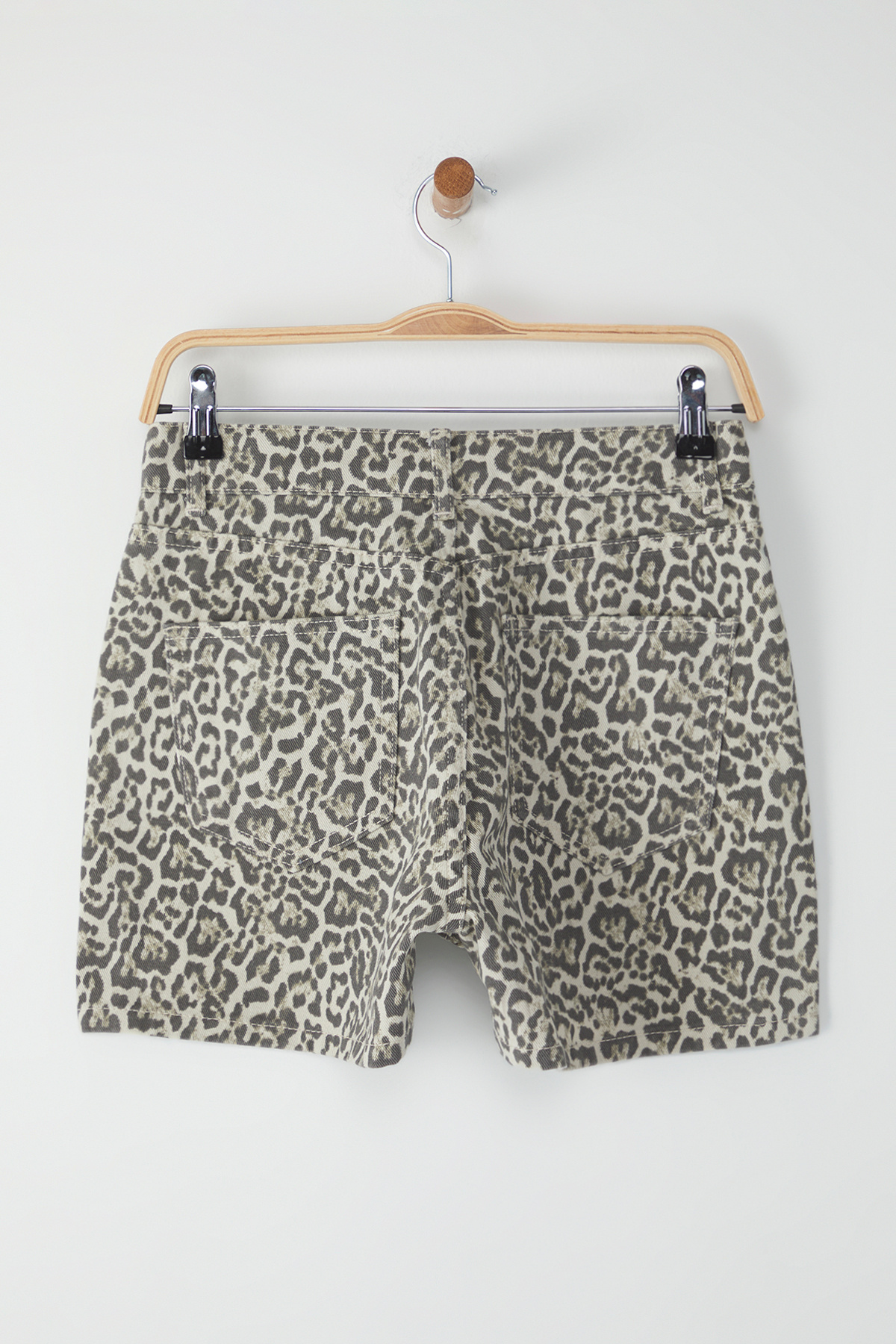 Trendyol Collection-Pantaloni scurți din denim pentru băiat, cu talie înaltă, cu imprimeu leopard, multicolor TWOSS25SR00071 6