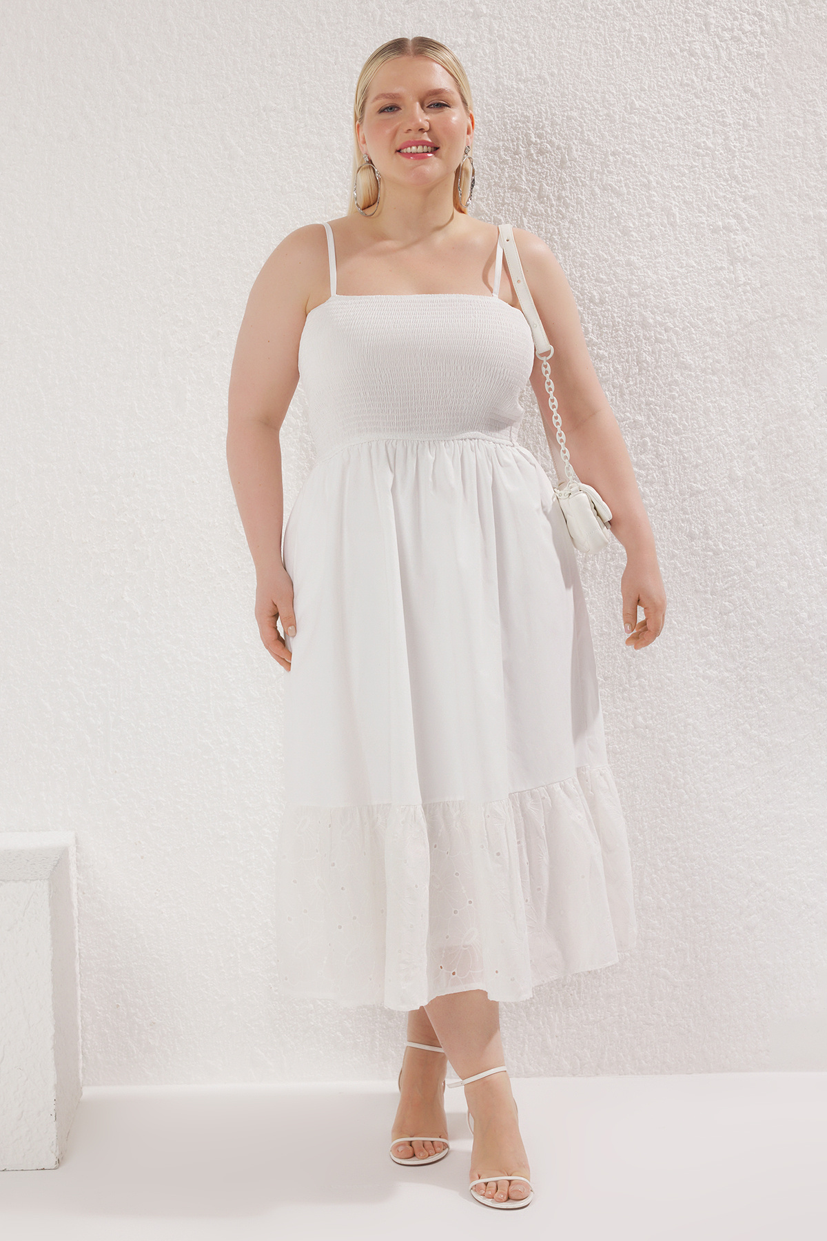 Trendyol Curve-Weißes Sommerkleid mit Gipeli-Trägern und gewebtem Midi-Kleid in Übergröße TBBSS25AH00165 5
