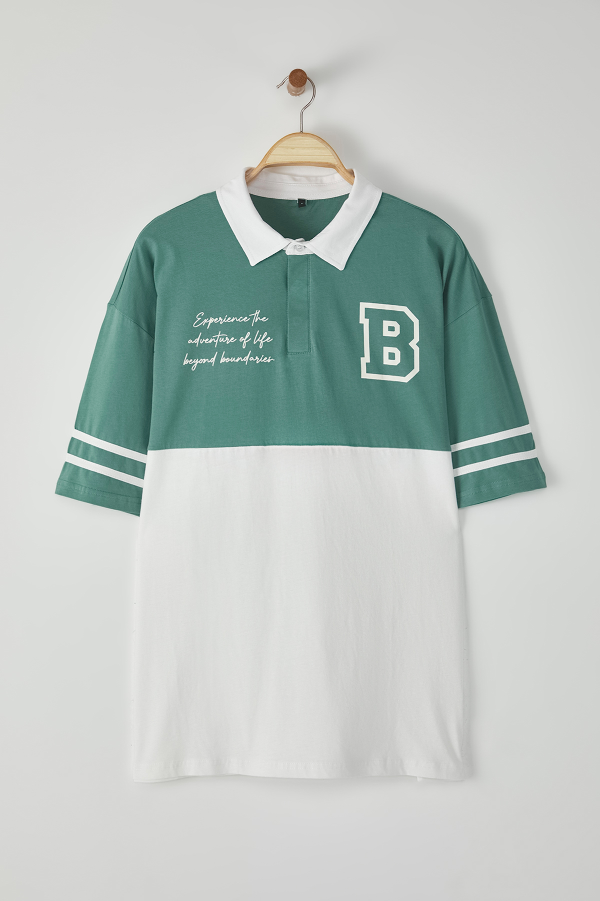 Trendyolmilla Man Yeşil Oversize/Geniş Kesim Renk Bloklu Brooklyn Baskılı Polo Yaka T-shirt TMNSS25PO00029