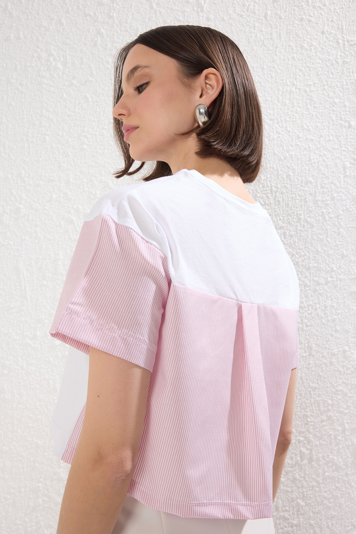 Trendyolmilla  Pembe Kalın Pamuklu Relaxed/Rahat Kalıp Crop Dokuma Garnili Örme T-Shirt TWOSS25TS00054 - Görsel 2