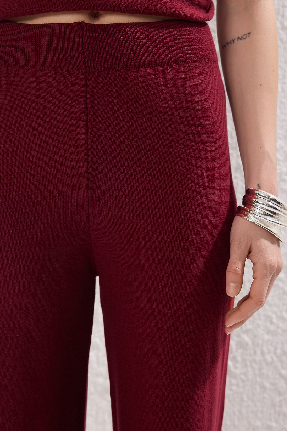 Trendyol Collection-Burgunderroter Blusen-Hosen-Unterteil-Oberteil-Anzug mit Rundhalsausschnitt TWOSS25AU00067 3