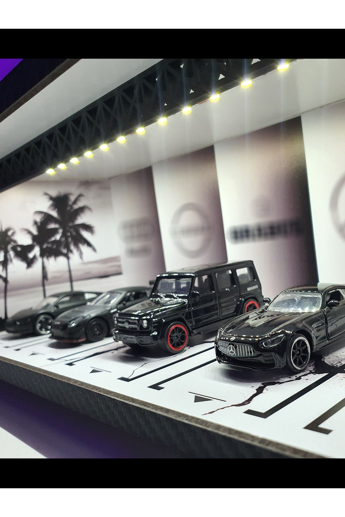 استند دیوراما LED دار با محافظ آکریلیک مخصوص ماشین‌ های 1:64 سری Majorette Black Edition reklambalaj