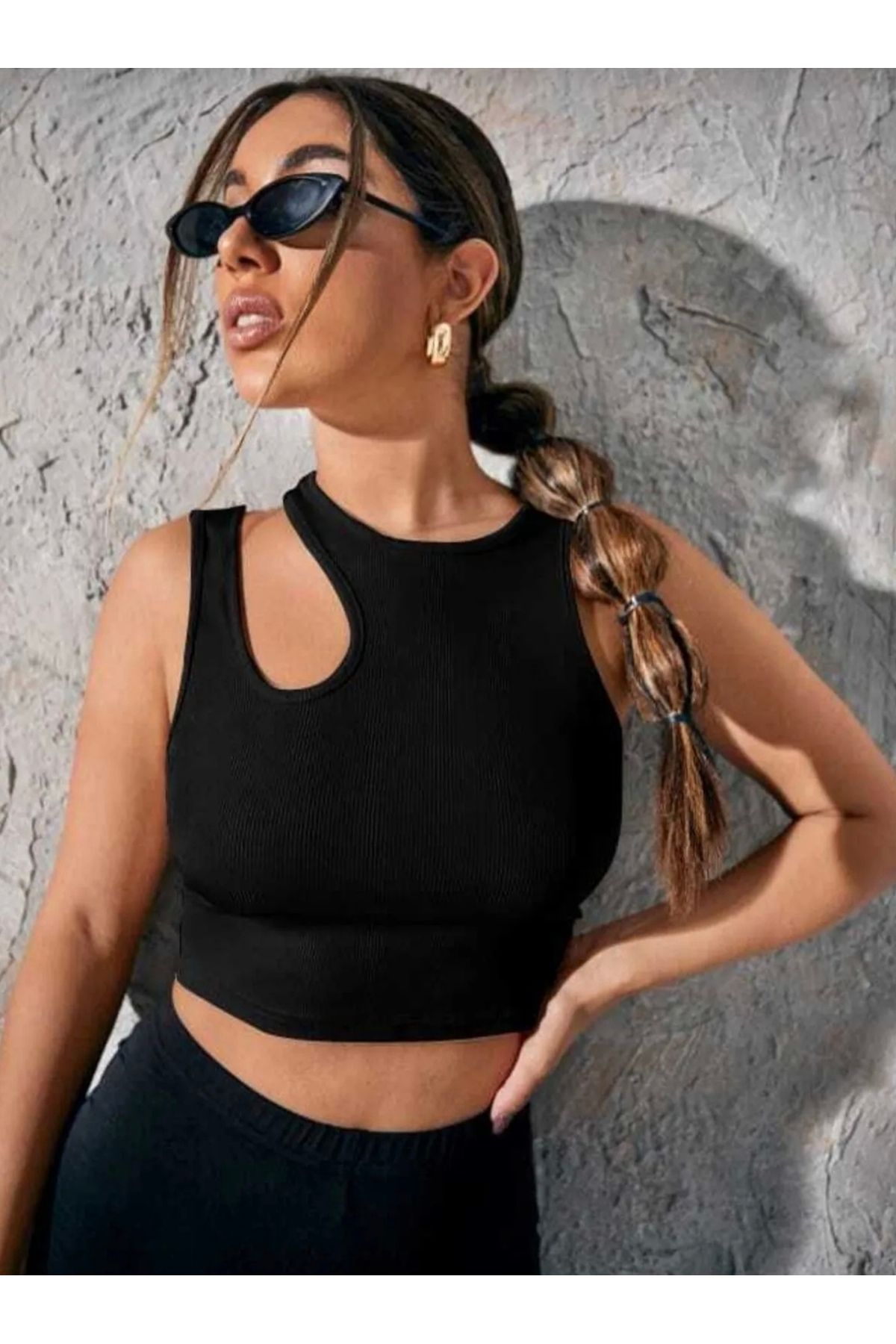 AKHALMODA Omuz Detay Cut Out Kolsuz Siyah Crop Top