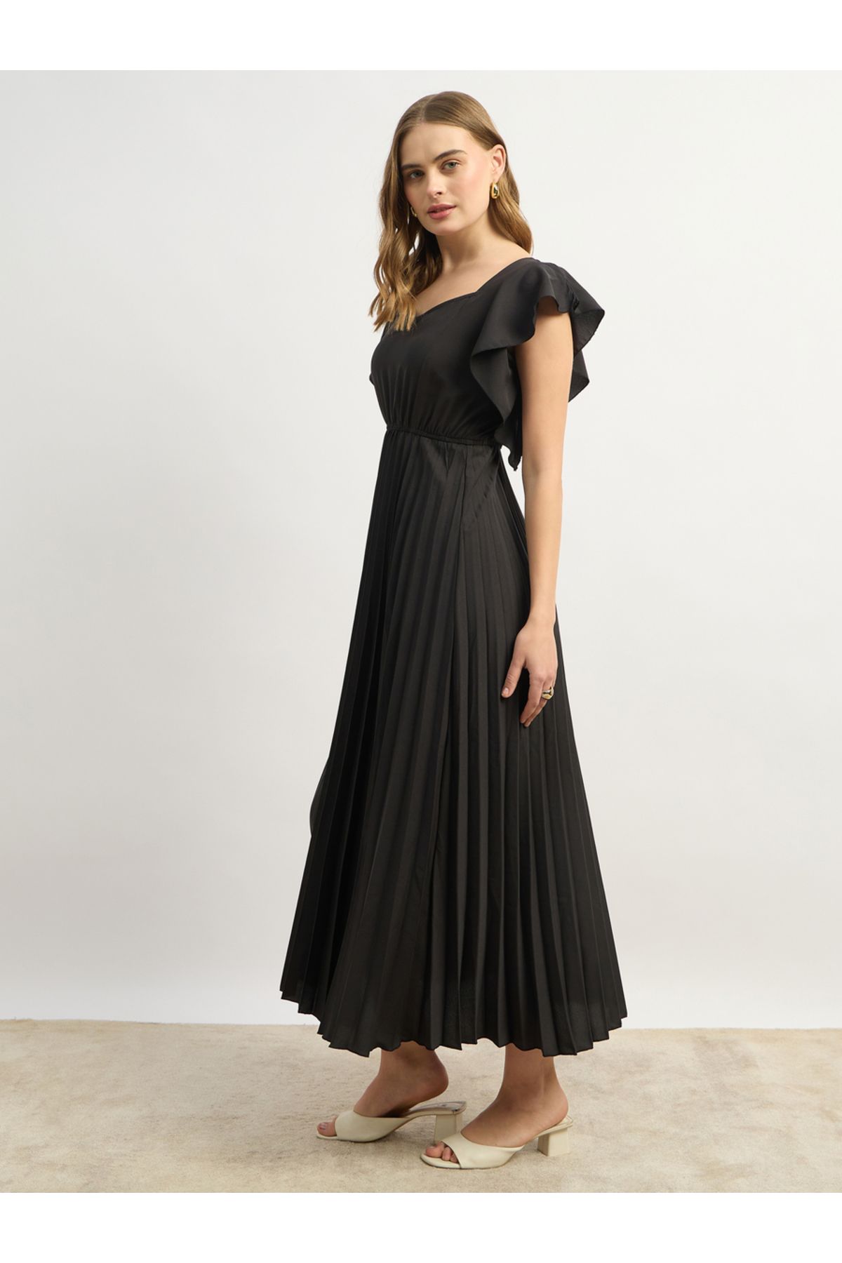 Styli-Pleated Sweetheart Neck A-Line Maxi Dress 3