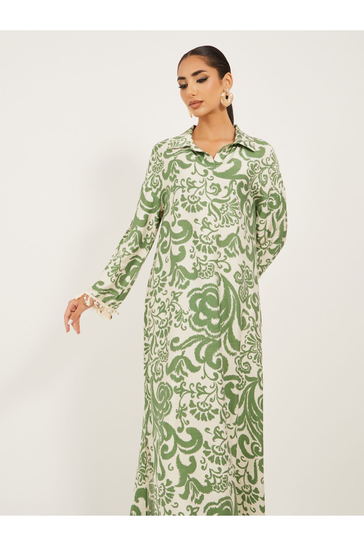 Styli-printed soft fabric jalabiya in collar style w/ tassel and shell trim at sleeve hem 3