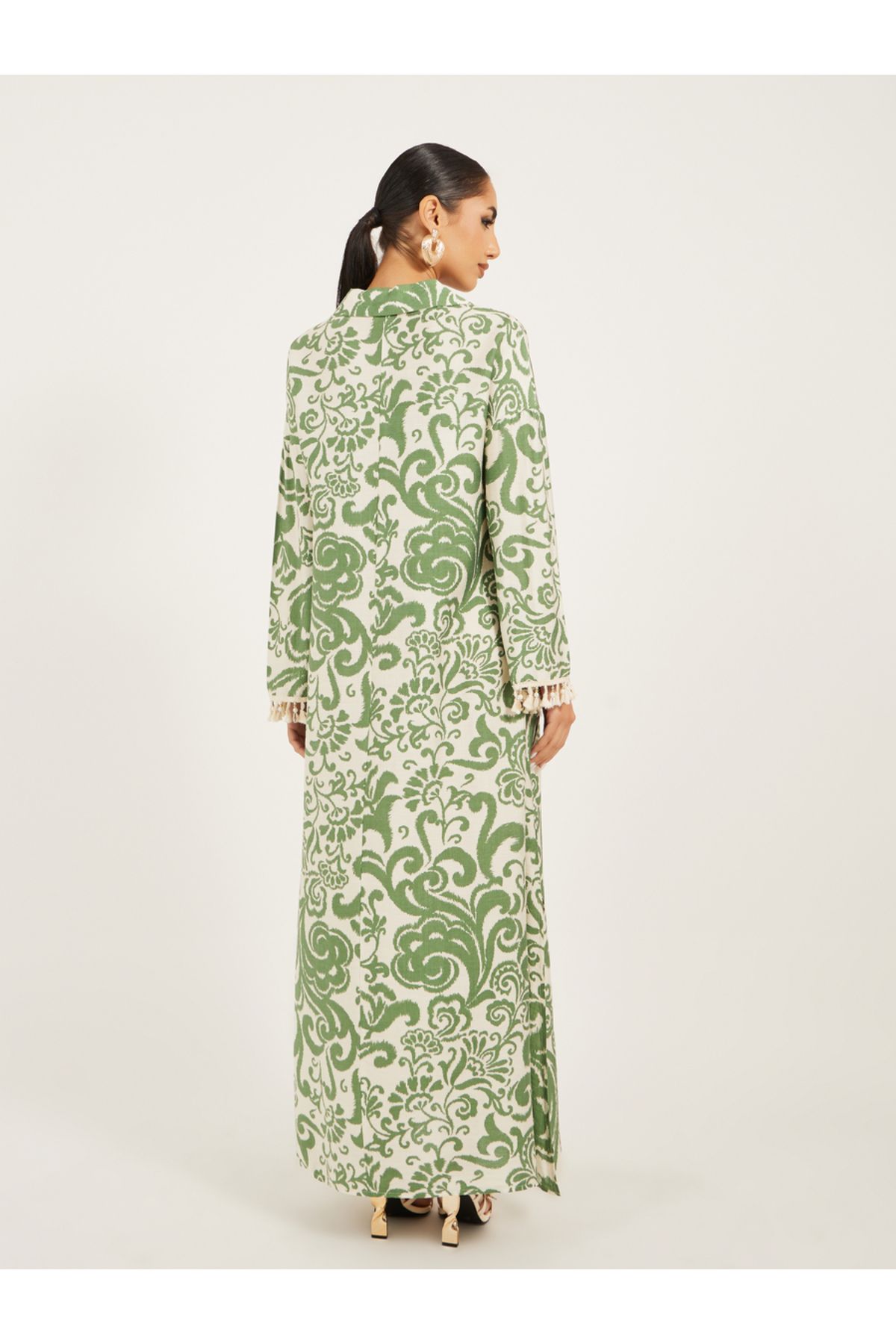 Styli-printed soft fabric jalabiya in collar style w/ tassel and shell trim at sleeve hem 5