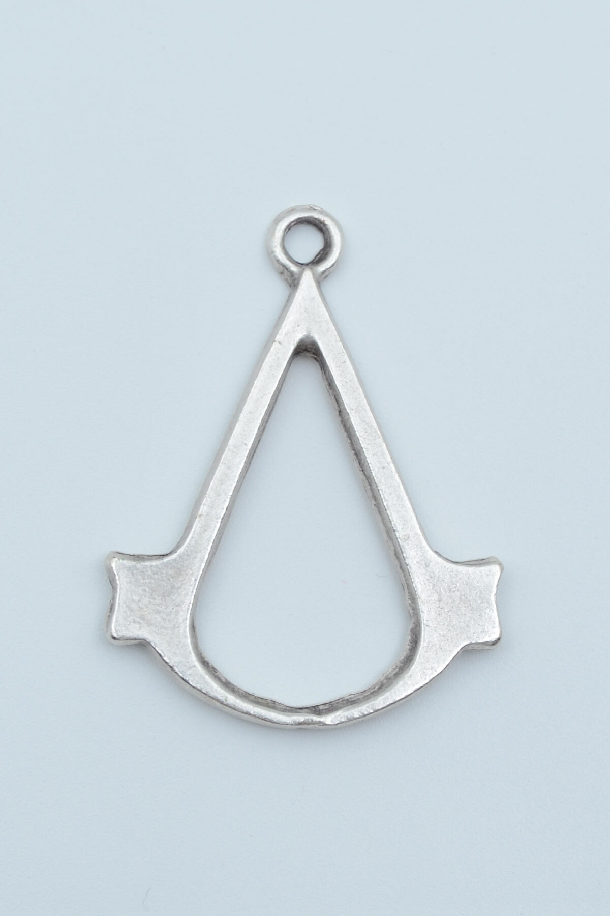 Bu Farklı Assassin's Creed Gümüş Kaplama Kolye Ucu