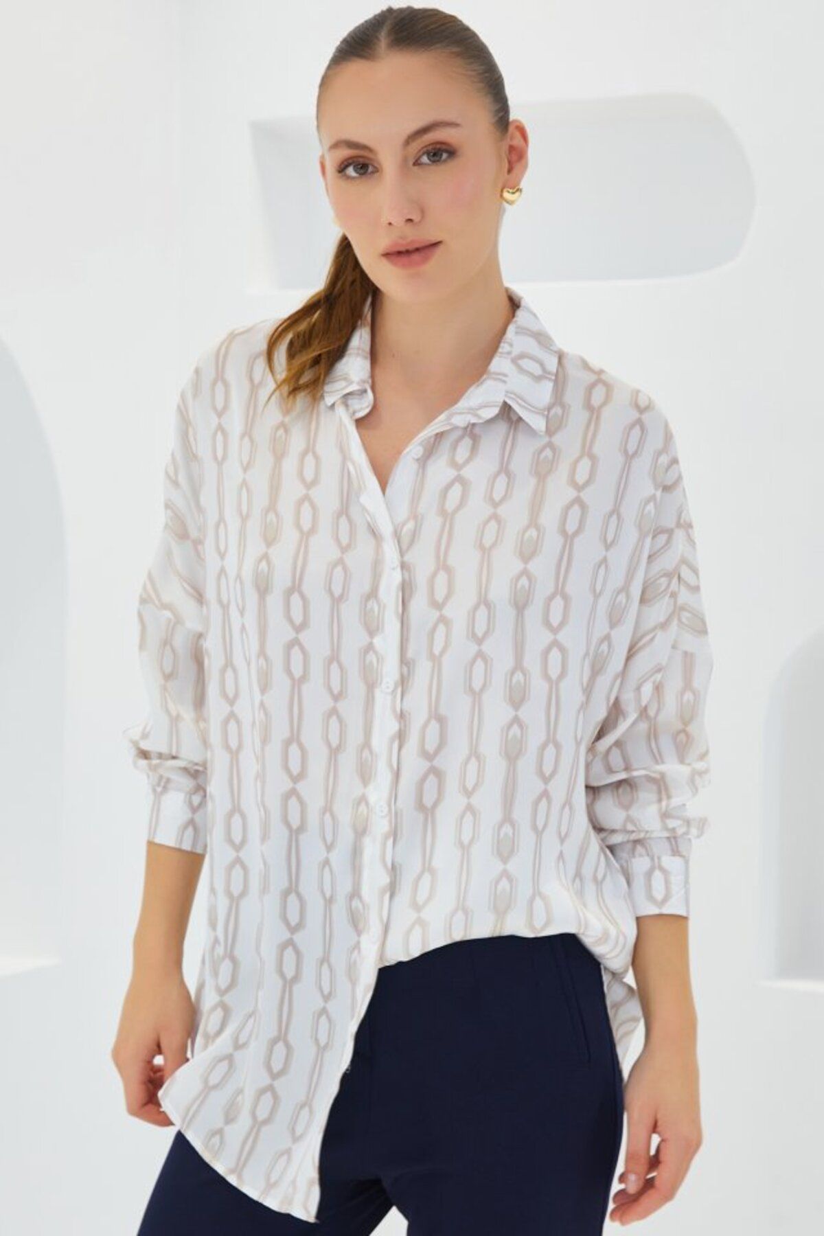 novafems Bej Beyaz Desenli Oversize Saten Gömlek 3985