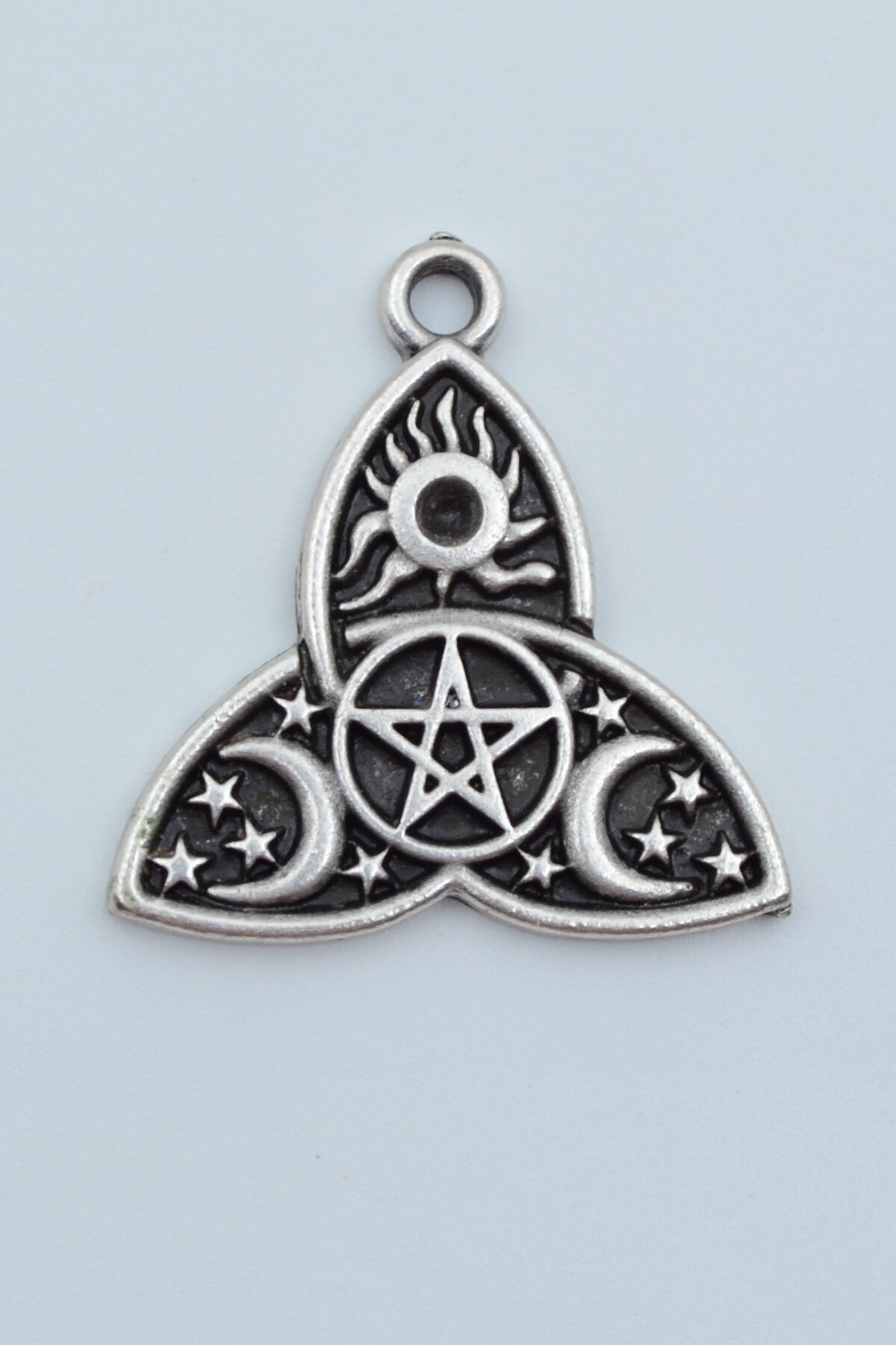 Bu Farklı Triquetra Gümüş Kaplama Kolye Ucu