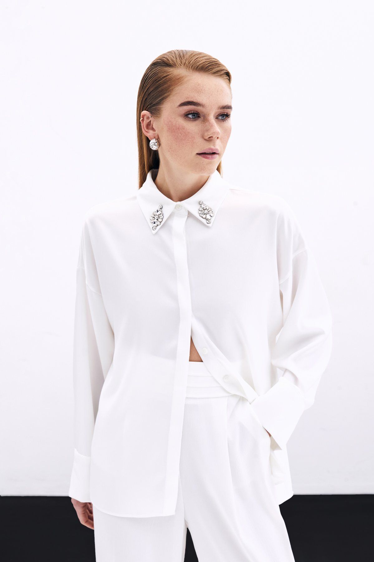 Sateen-قميص إكرو مفصل مع إكسسوارات 1