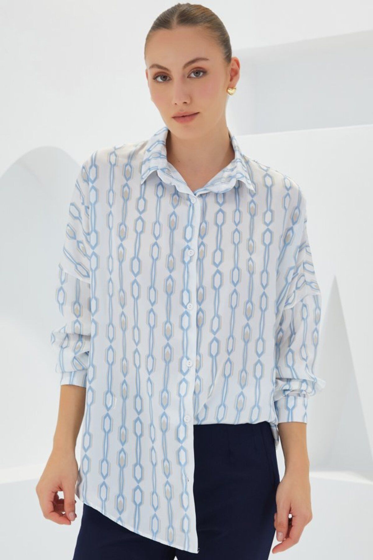 moda wanilia Turkuaz Beyaz Desenli Oversize Saten Gömlek 3985