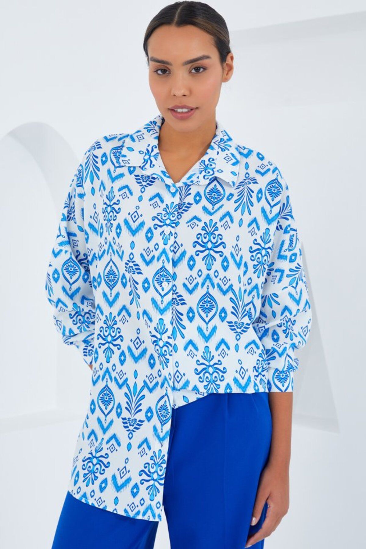 moda wanilia Mavi Beyaz Desenli Oversize Saten Gömlek 3985