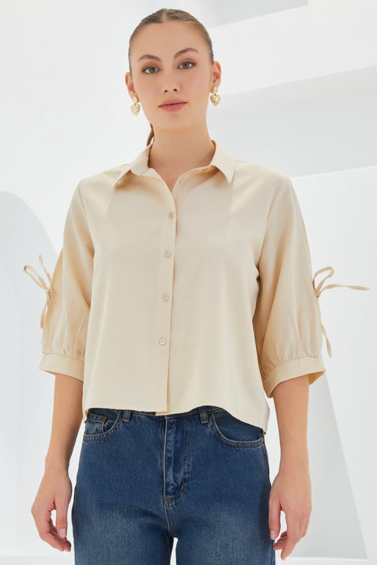 ASFSTORE Kol Detaylı Bej Crop Gömlek 20246