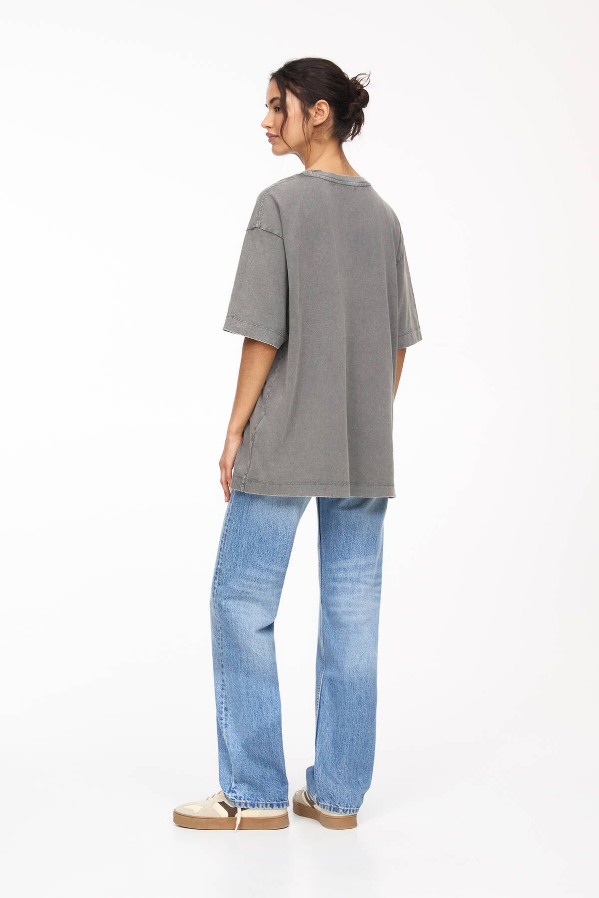 خرید تیشرت گرافیک چاپی زنانه با یقه گرد و طراحی اورسایز Pull & Bear