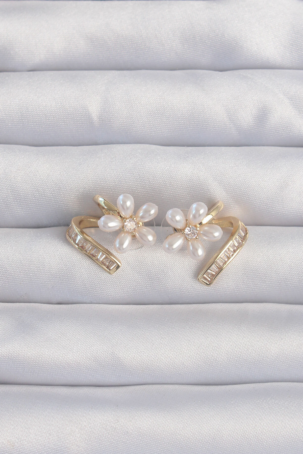 Skygo-Brass Gold Color Zircon Cubic Zirconia Crimped Pearl Flower Earrings - Tj-Bkp9277 1