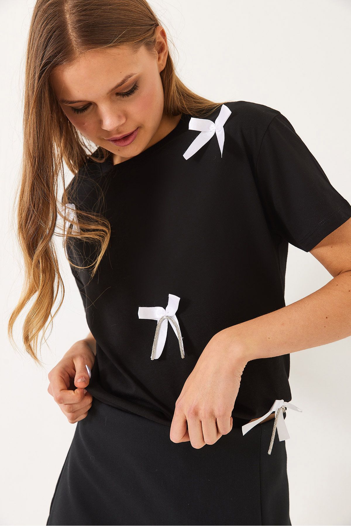 Bianco Lucci-Damen-T-Shirt mit Satinband-Accessoires und Steindetails 60602011 5