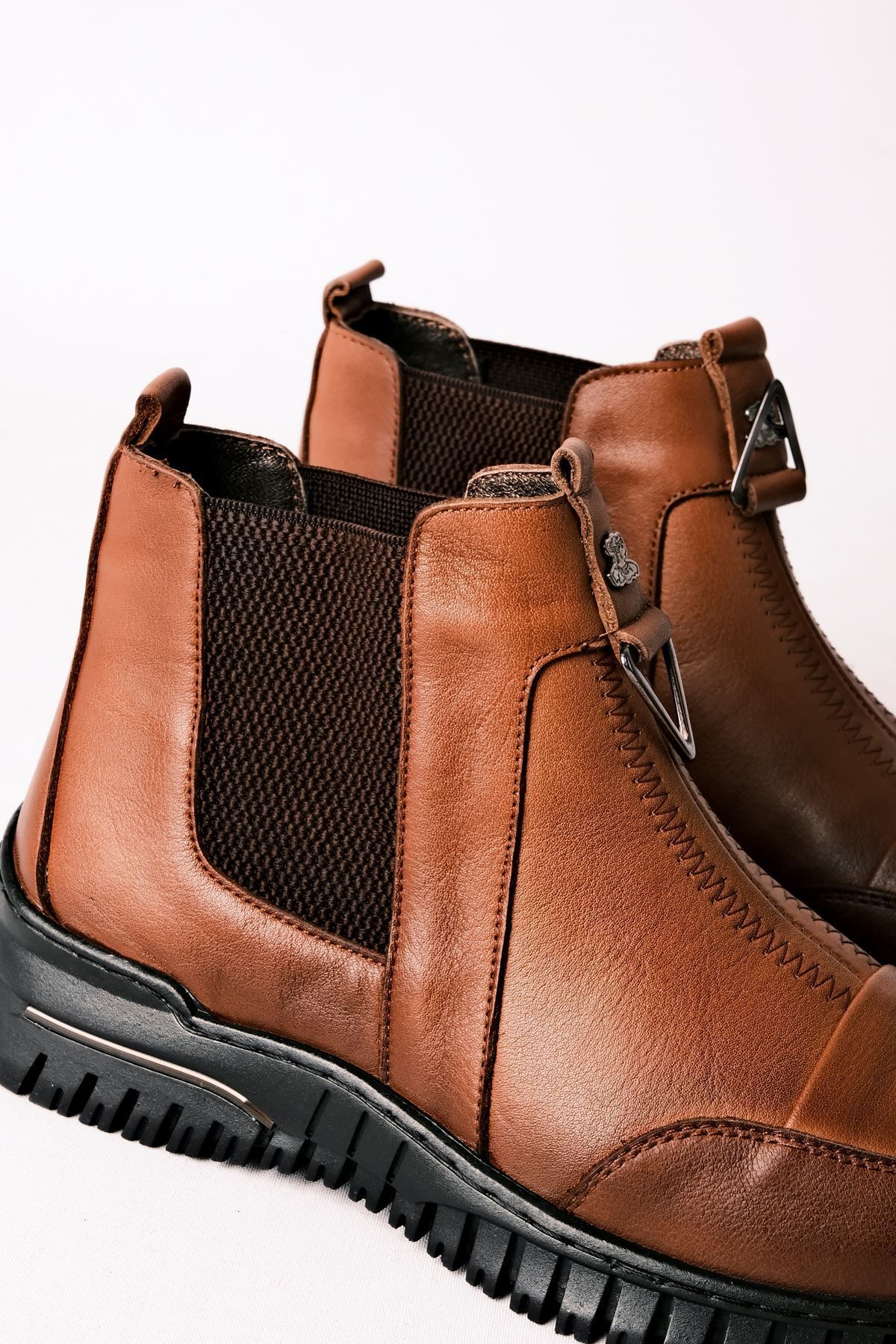 Lal Shoes & Bags-حذاء نسائي من Amatsu مصنوع من الجلد الطبيعي بتفاصيل مثلثة معدنية بطول الكاحل - لون أسمر ضارب للصفرة 2
