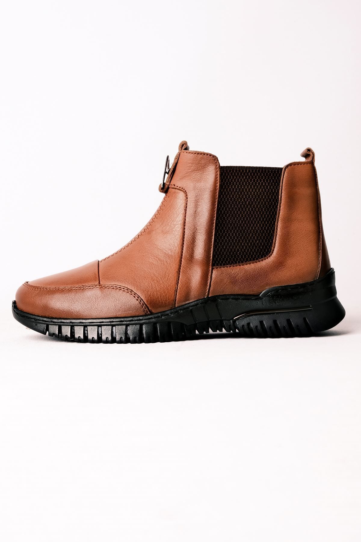 Lal Shoes & Bags-حذاء نسائي من Amatsu مصنوع من الجلد الطبيعي بتفاصيل مثلثة معدنية بطول الكاحل - لون أسمر ضارب للصفرة 4