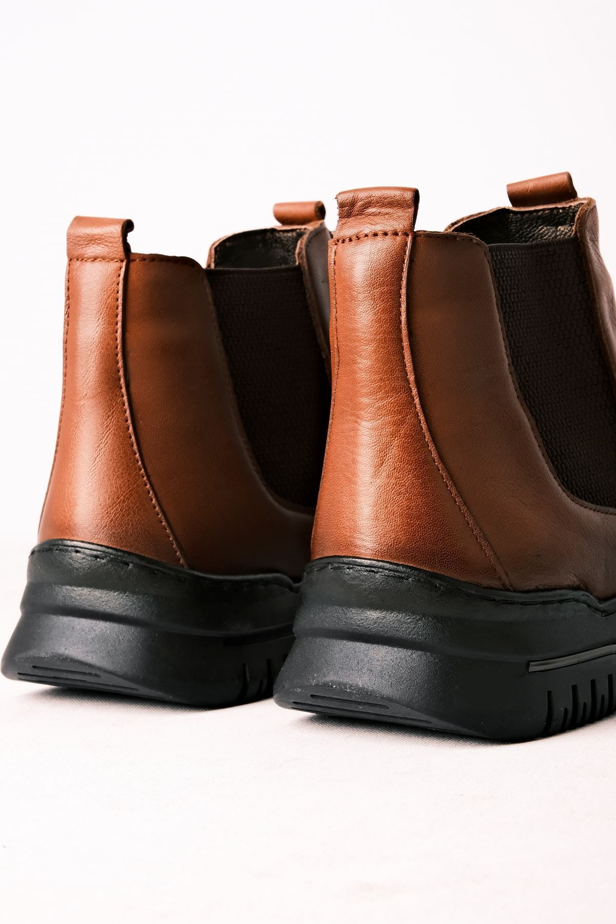 Lal Shoes & Bags-حذاء نسائي من Amatsu مصنوع من الجلد الطبيعي بتفاصيل مثلثة معدنية بطول الكاحل - لون أسمر ضارب للصفرة 3