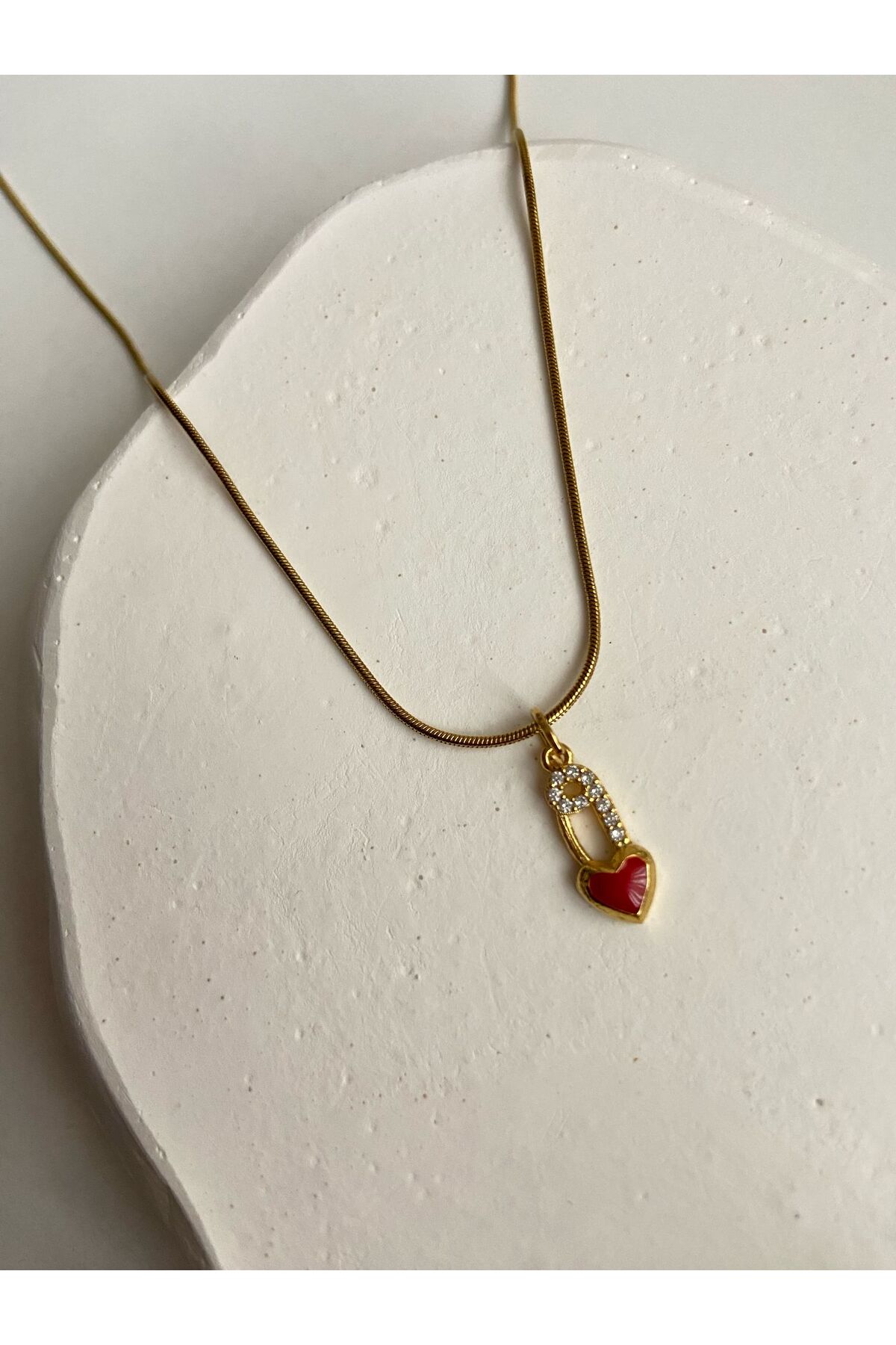 Kırmızı Kalp Taşlı Çengelli Kilit Yılan Zincir 45 Cm Altın Kaplama Gold  Kolye - Detay Görseli 1