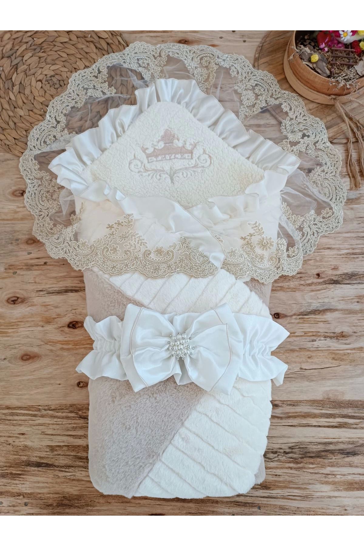Ecenaz Yenidoğan Wool YünKumaş TaçNakışlıGüpürDuvaklıFiyonkPrizmaTaşUnisexKundakBebekBatBej