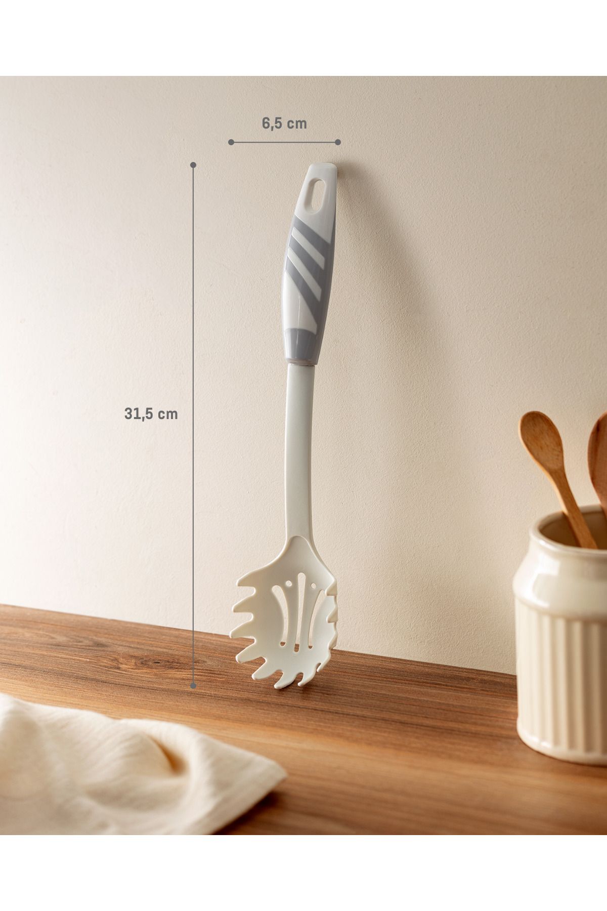 Madame Coco-Chase Pasta Scoop 3
