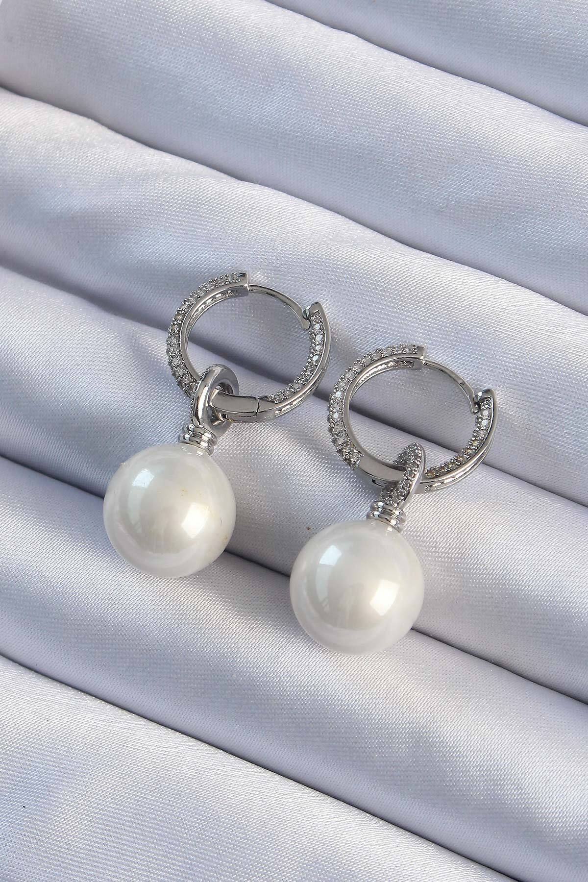 LovelymCo Pirinç Gümüş Renk Zirkon Taş Kaplama İnci Tasarımlı Kadın Küpe - Lisinya