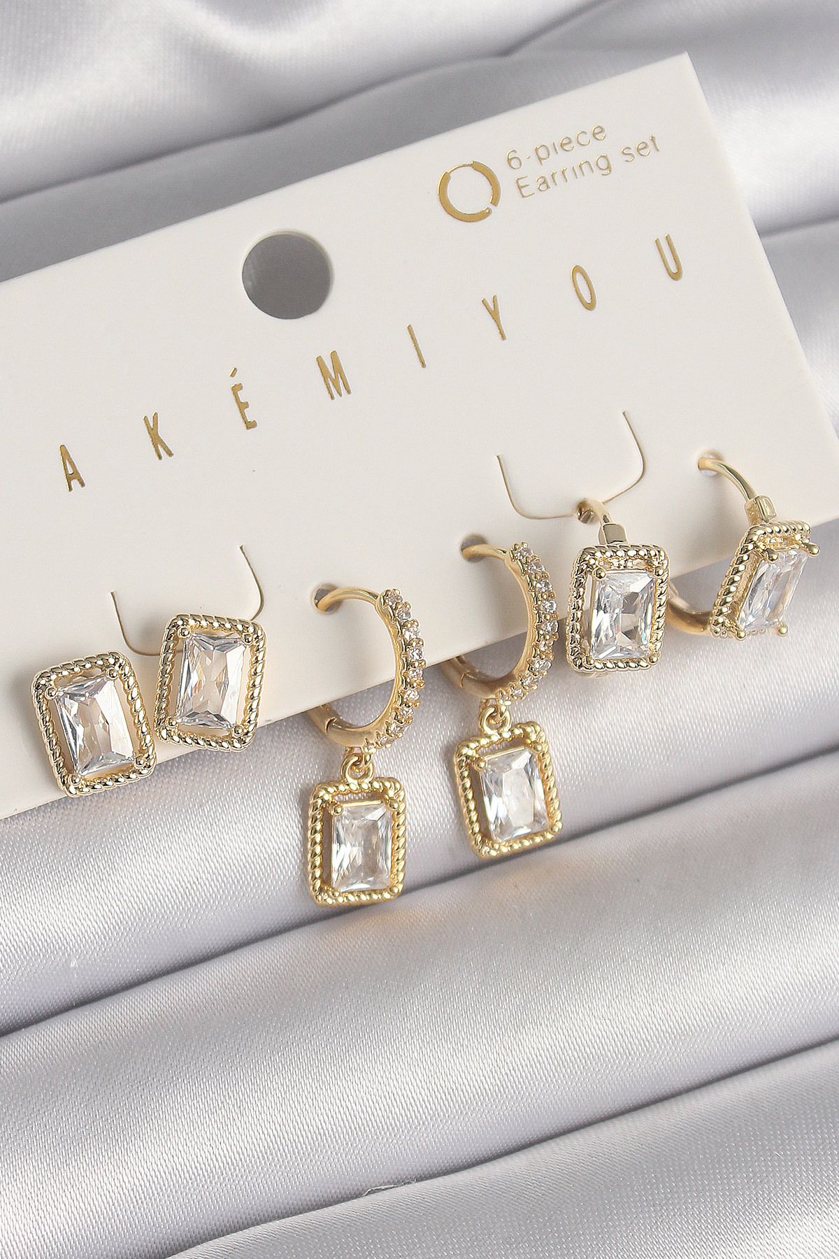 LovelymCo Pirinç Gold Renk Sallantı Kare Zirkon Taşlı Vip Seri Kadın Küpe Seti - Lisinya