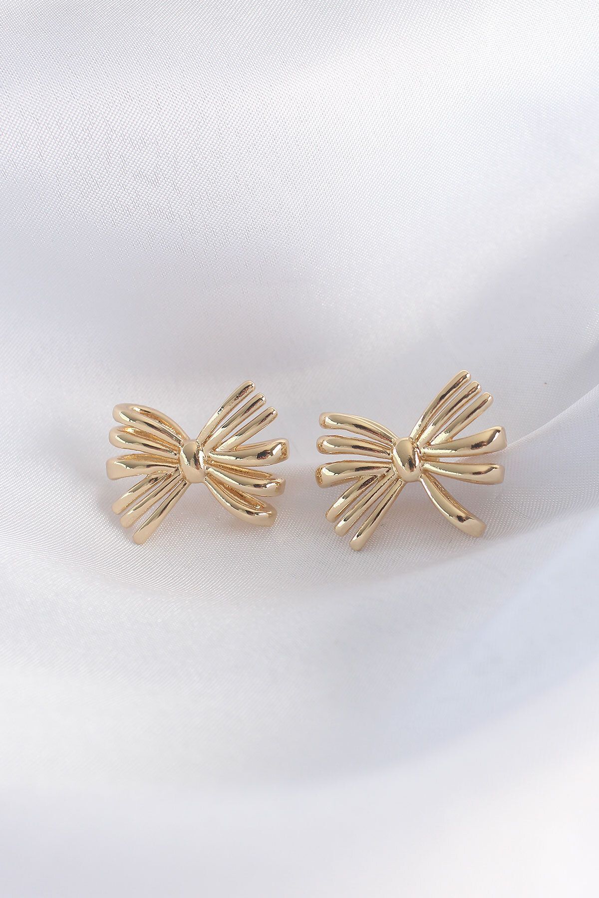 LovelymCo Pirinç Gold Renk Fiyonk Küpe - Lisinya
