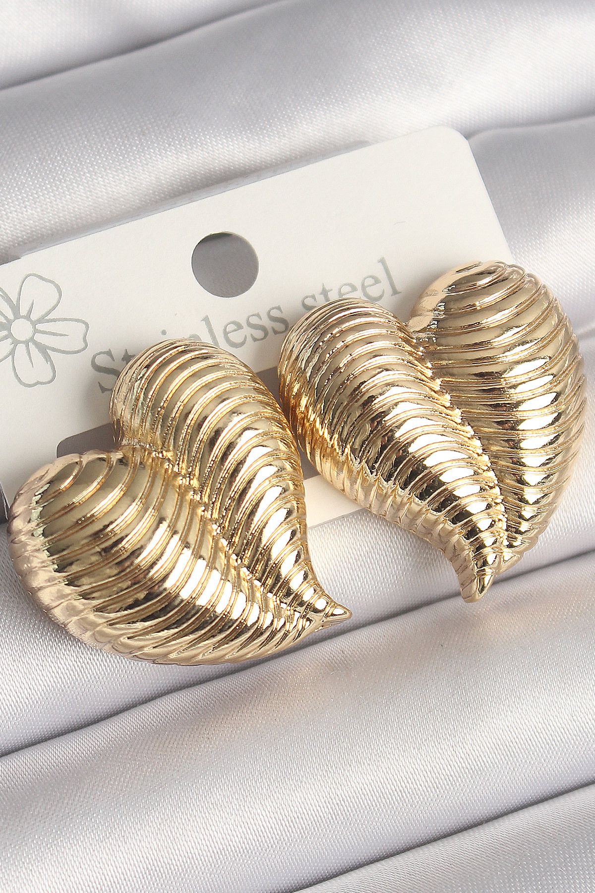LovelymCo Pirinç Gold Renk İşlemeli Bomba Kalp Model Kadın Küpe - Lisinya