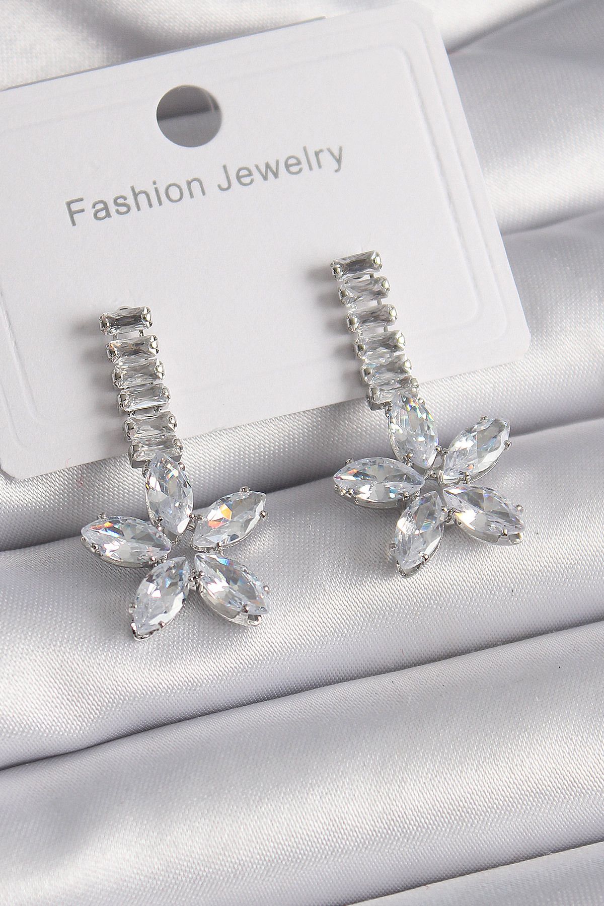LovelymCo Pirinç Gümüş Renk Su Yolu Zirkon Taşlı Çiçek Model Kadın Küpe - Lisinya
