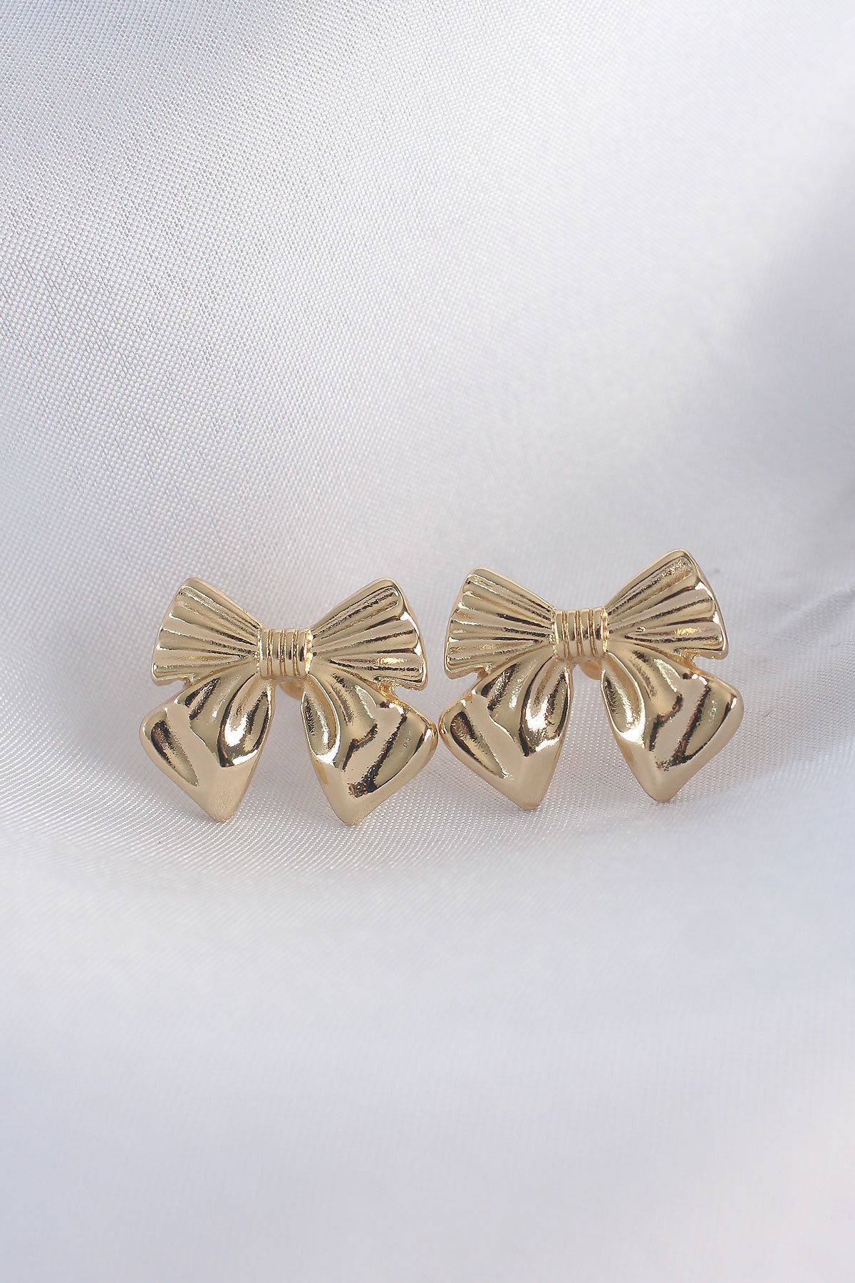 LovelymCo Pirinç Gold Renk Fiyonk Küpe - Lisinya