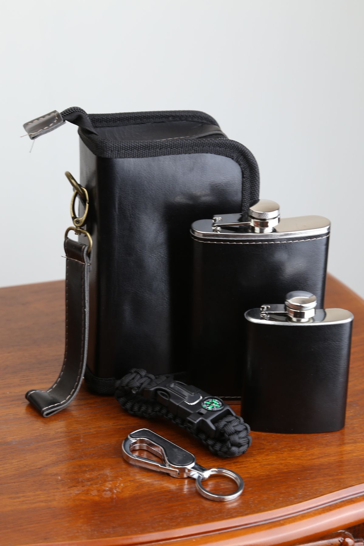 imsaconcept-Set of 2 Water Bottles with Special Leather Bag 9.oz - 4.oz 1