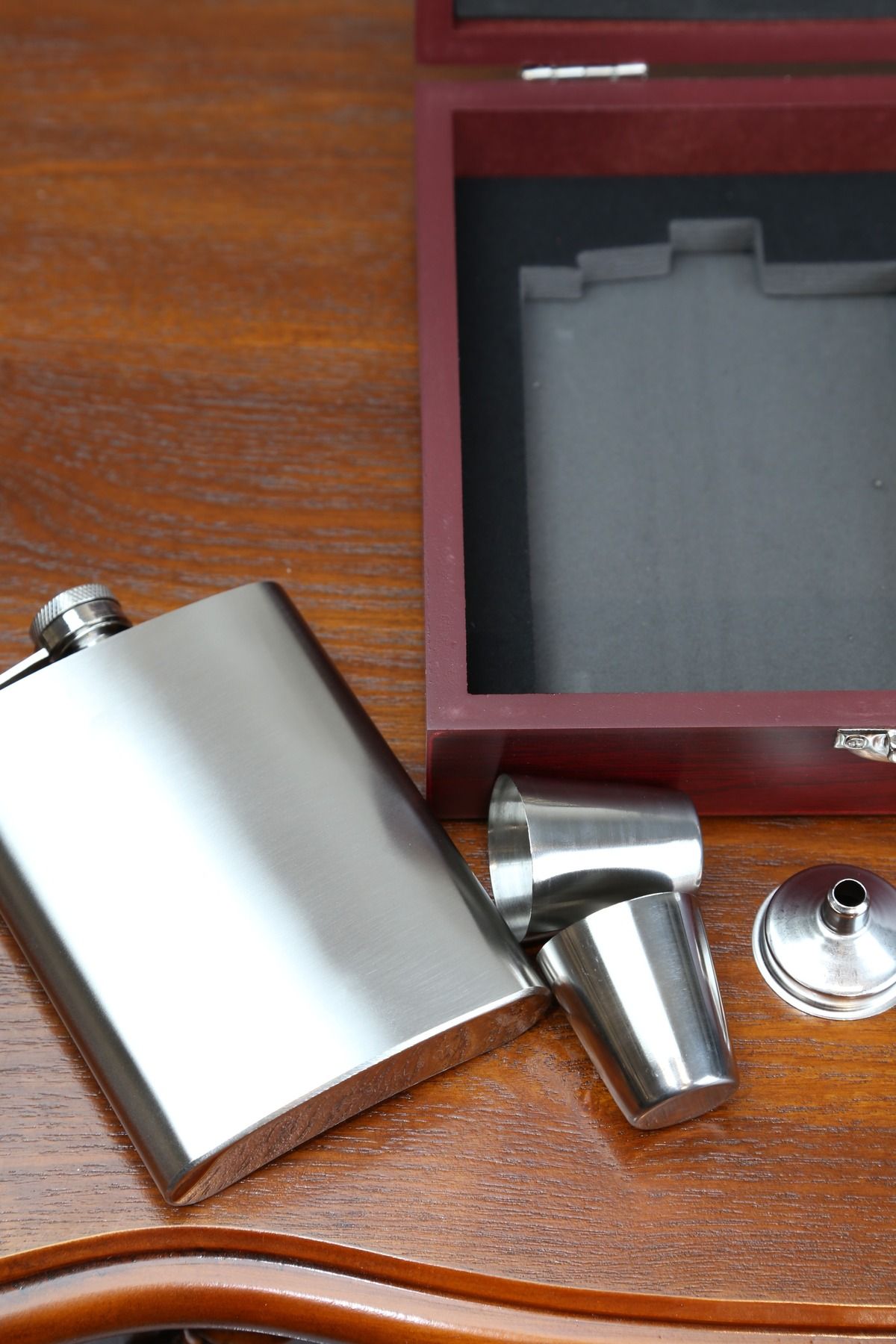 imsaconcept-Silver Flask Set with 2 Shot Glasses, Chess and Funnel 2