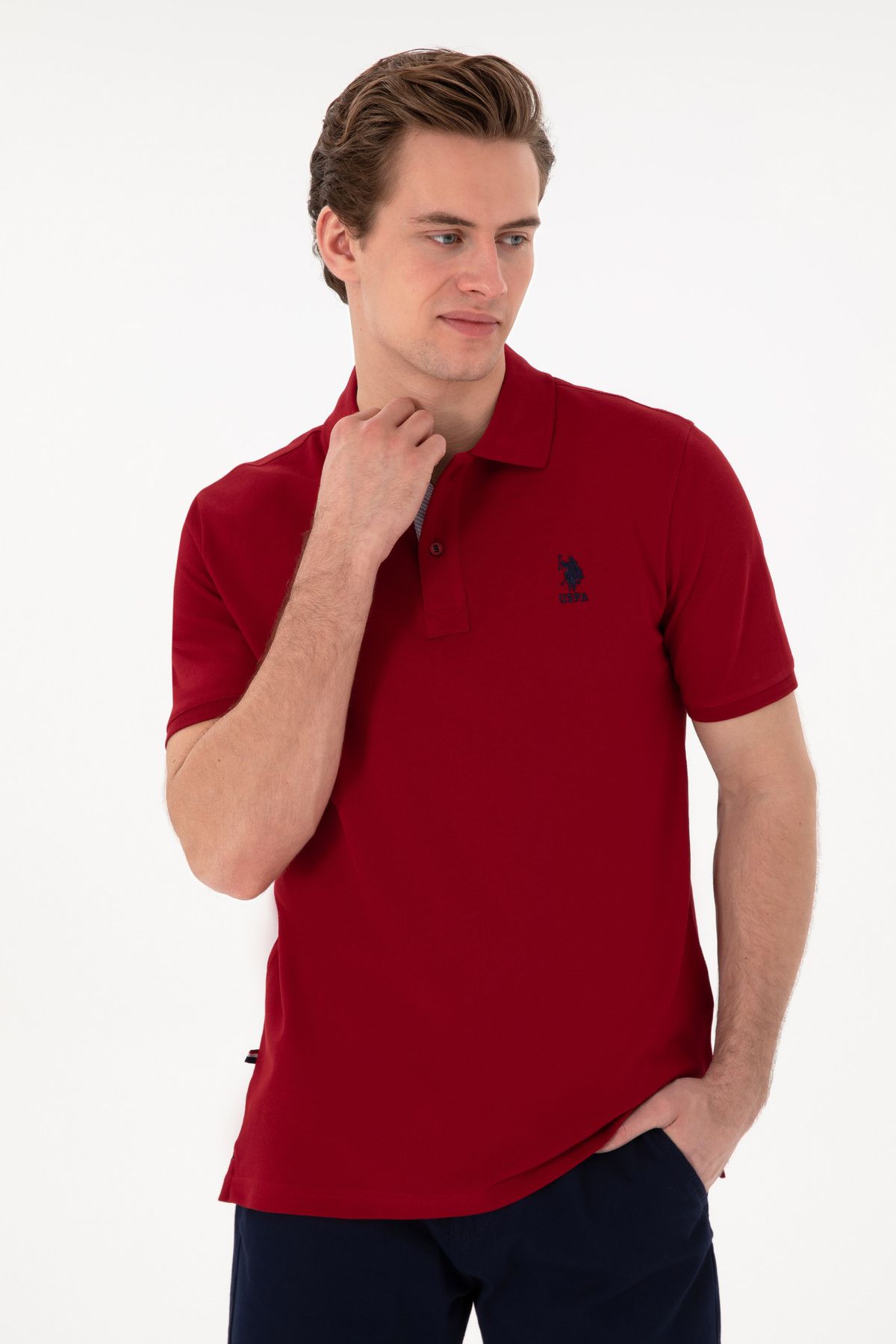 U.S. Polo Assn.-تي شيرت رجالي ذو قصة عادية وياقة بولو باللون الأحمر الداكن 50298031 -vr014 3