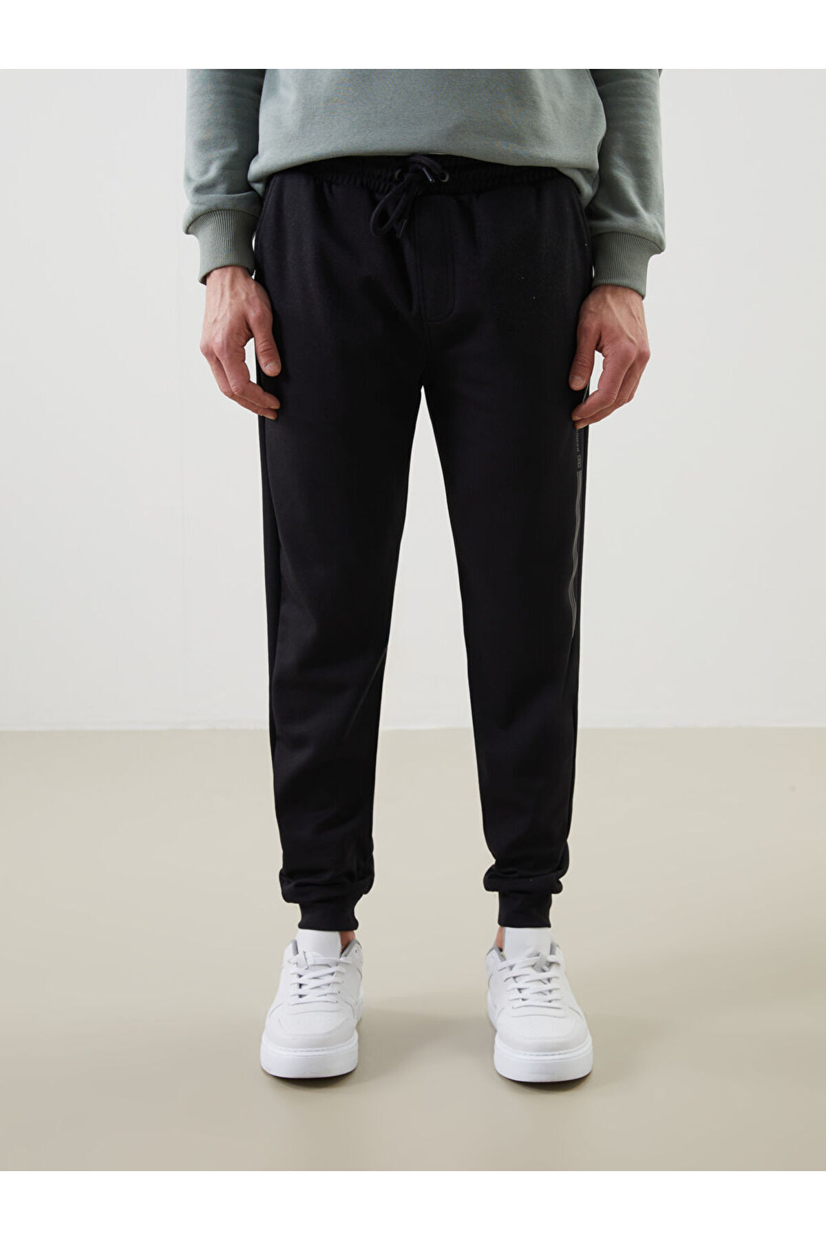 LC Waikiki-Create Your Style from Uzg Store |   Standard Fit Men's Jogger Sweatpants 3