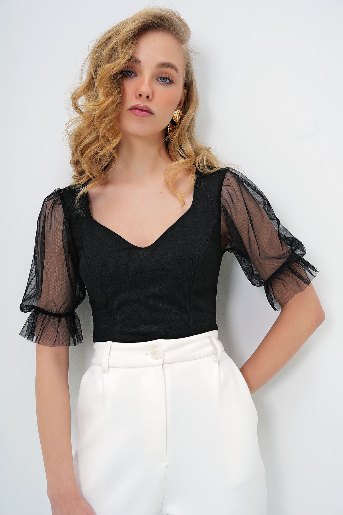 Trend Alaçatı Stili-Schwarze Damenbluse mit herzförmigem Ausschnitt und Tüllärmeln ALC-X13686 4