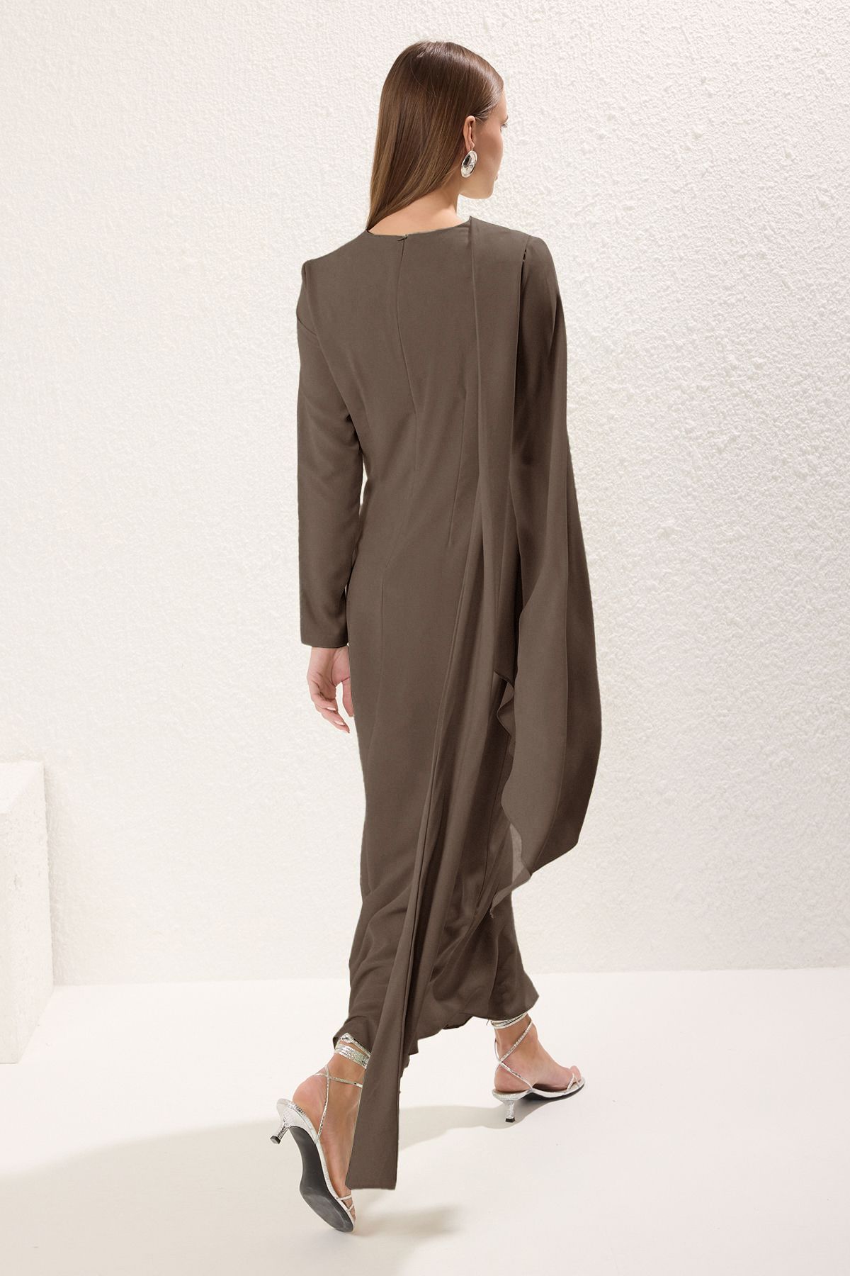 Trendyol Modest-Nerzfarbenes, detailliertes, gefüttertes Abendkleid TCTSS24DB00036 5