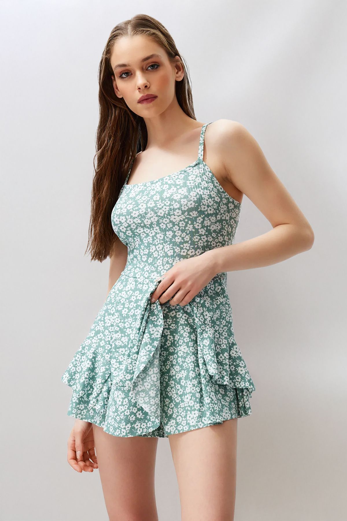 Trendyol Collection Mini pletená kombinéza s potiskem mátových květů a šortkami s volánem TWOSS23TU00044