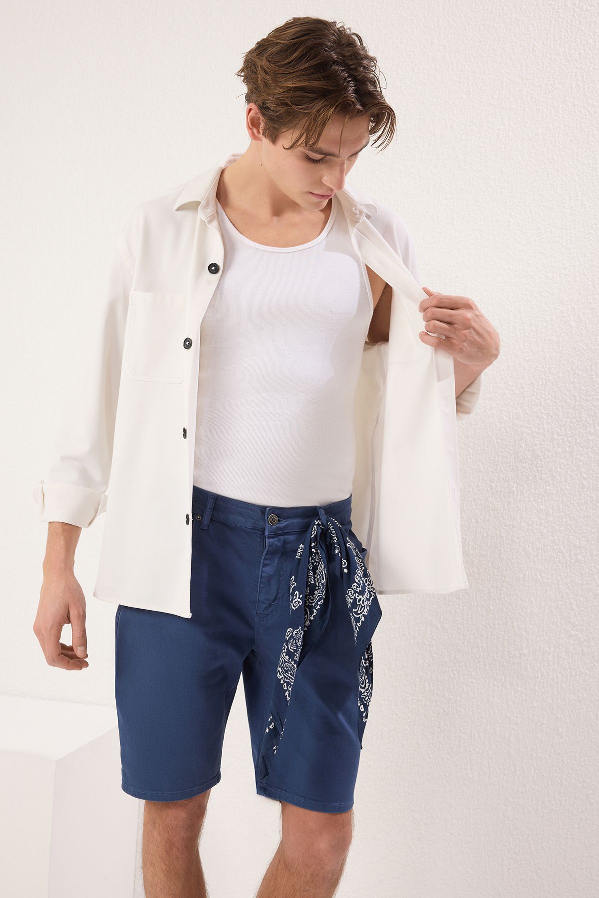 Trendyol Collection-індиго Джинси з джинсової тканини Regular Fit з еластичного матеріалу Сорт Бермуди TMNSS23SR00067 2