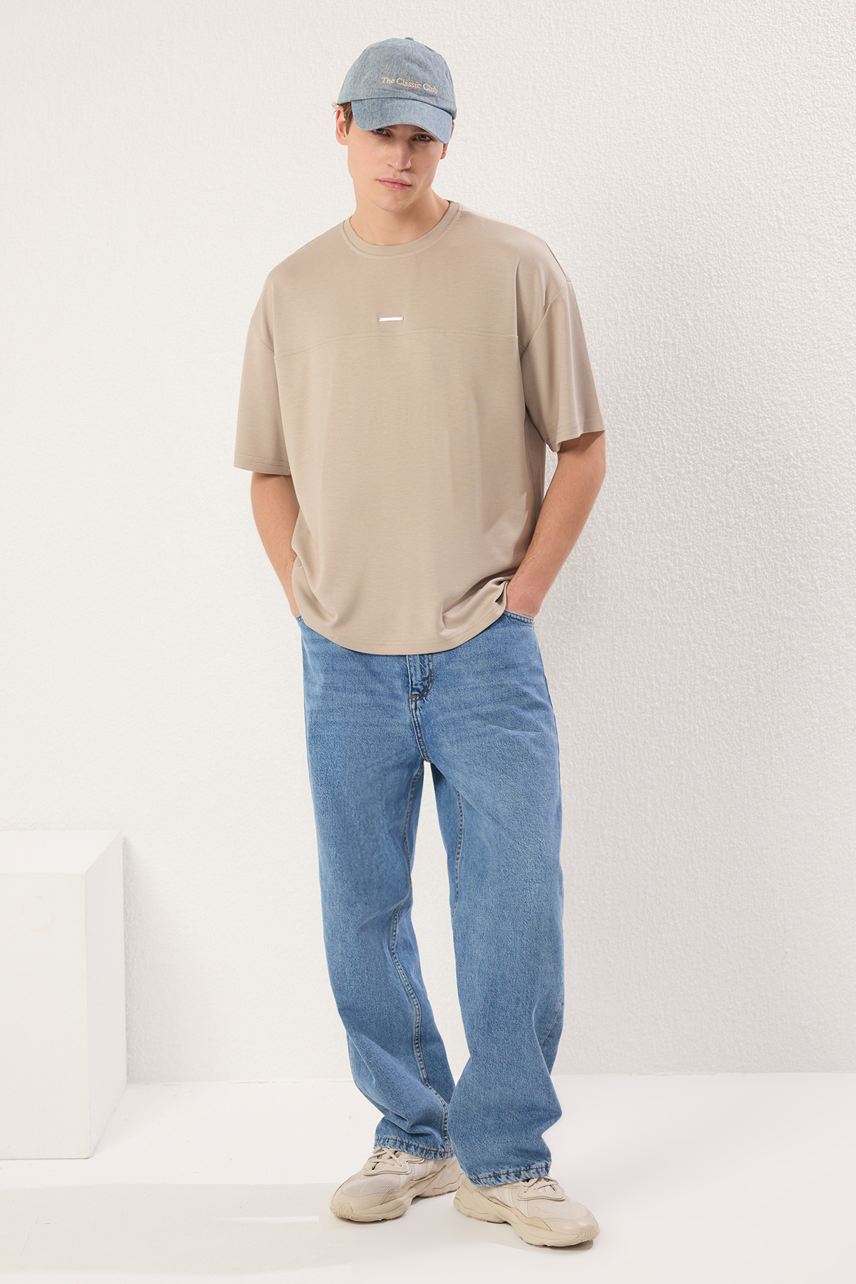 Trendyolmilla Man Taş Oversize/Geniş Kesim Metal Etiket Detaylı İnterlok T-Shirt