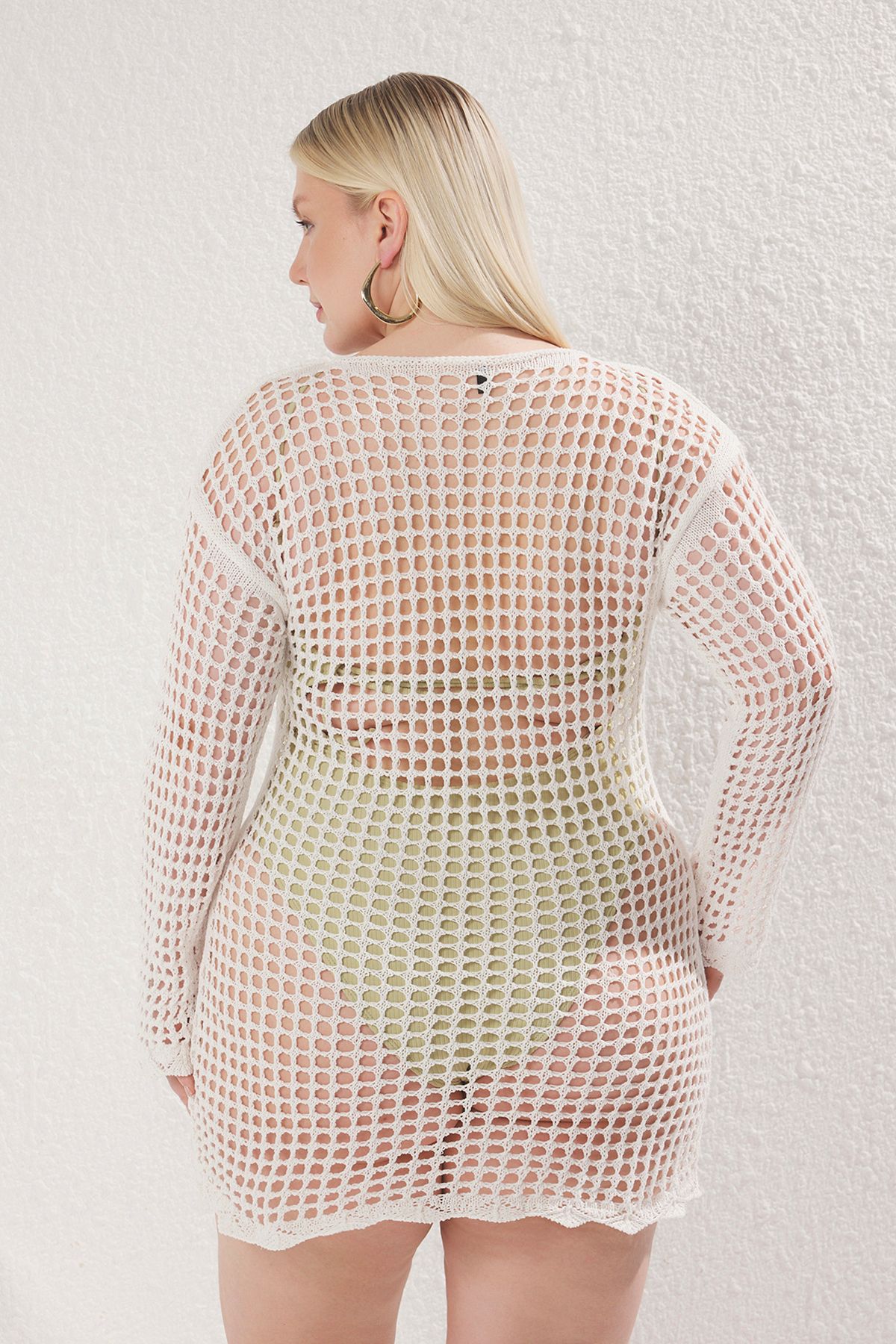 Trendyol Curve-Ecru Mini-Strick-Strandkleid mit U-Boot-Ausschnitt TBBSS25AH00000 4