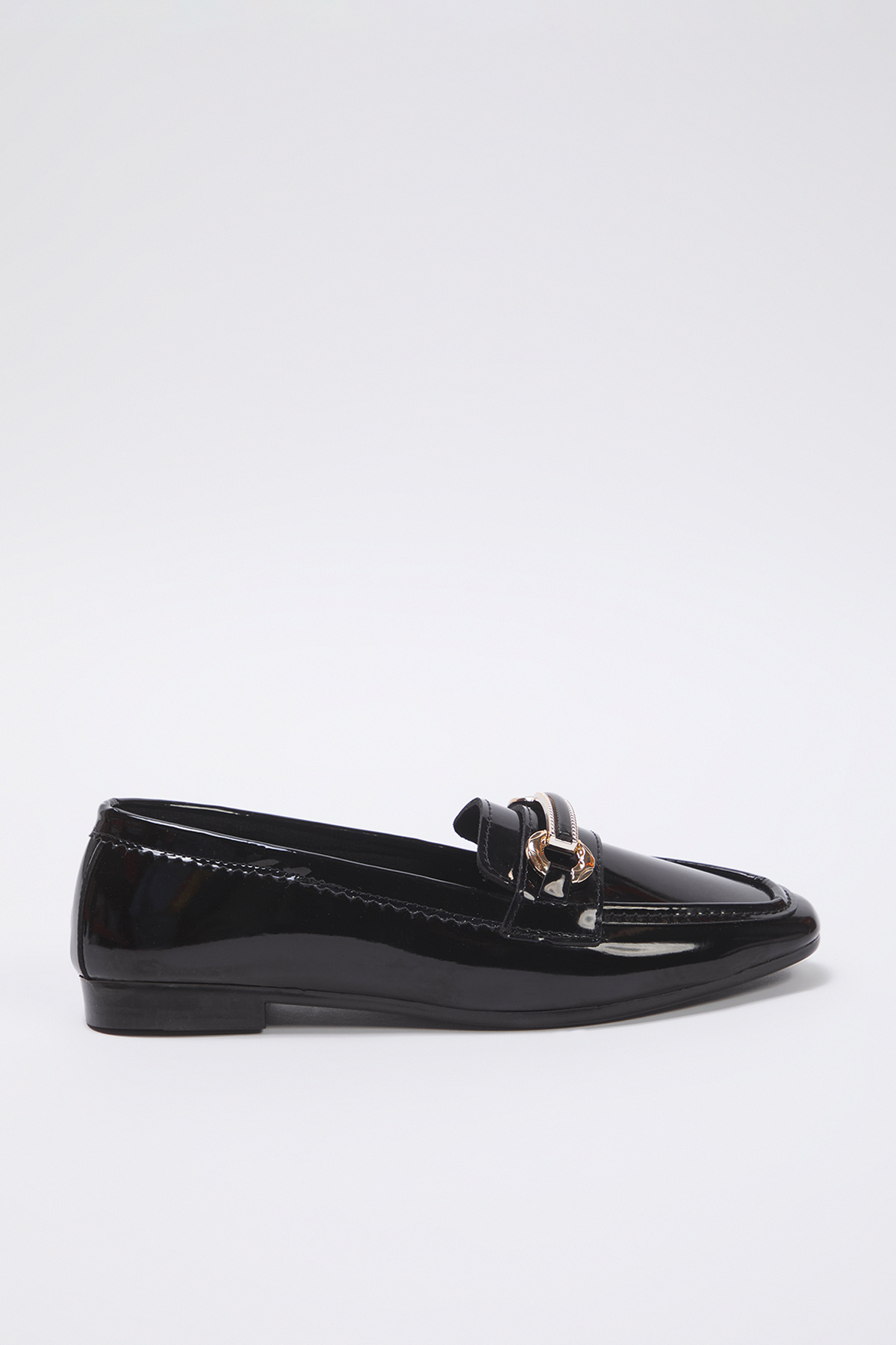 TRENDYOL SHOES-Schwarzes Metall-Accessoire, detailliertes Lackleder, besonders bequeme Damen-Loafer-Schuhe TAKSS25LA00015 2
